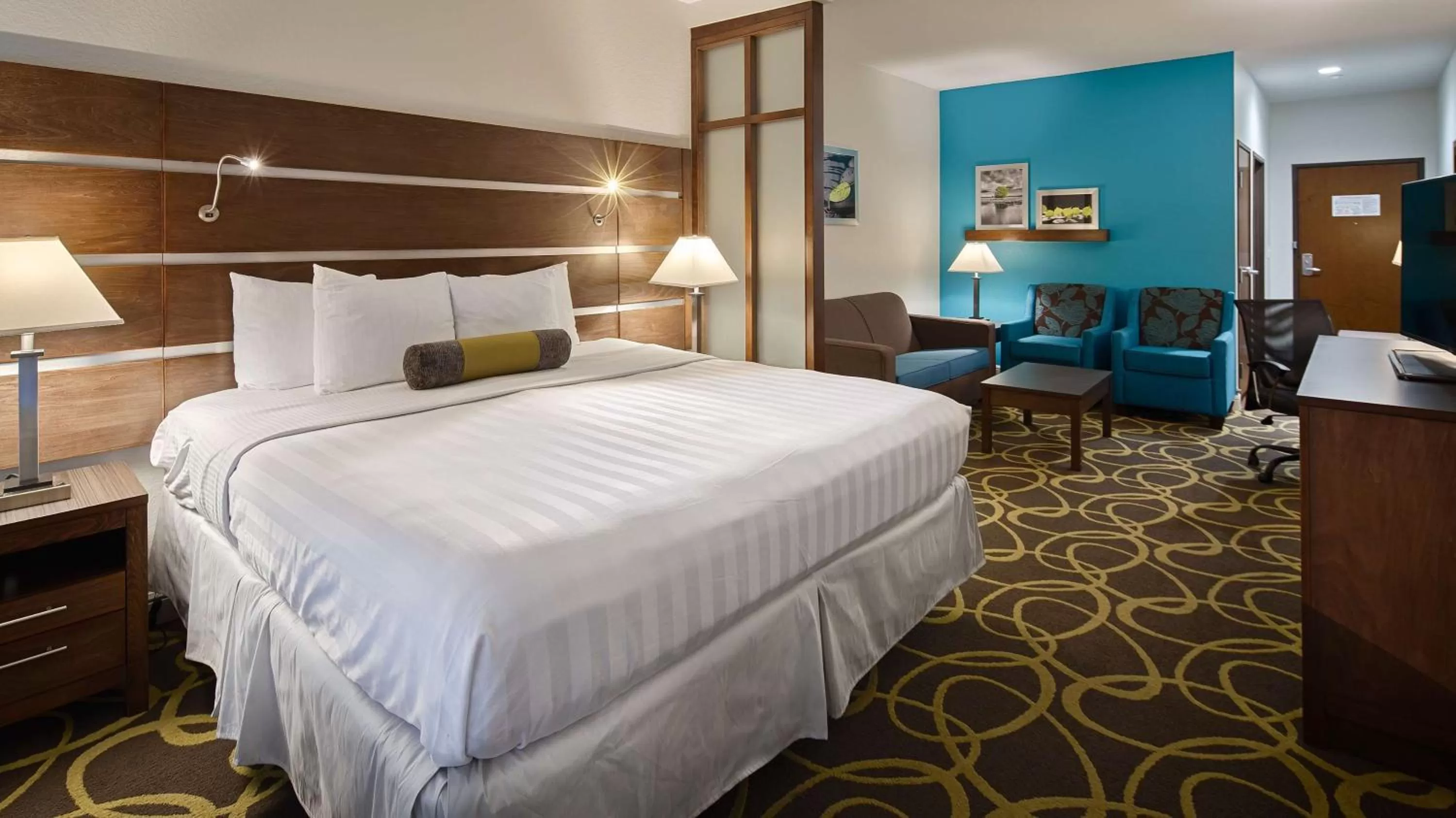 King Suite with Bathtub in Best Western Plus College Station Inn & Suites