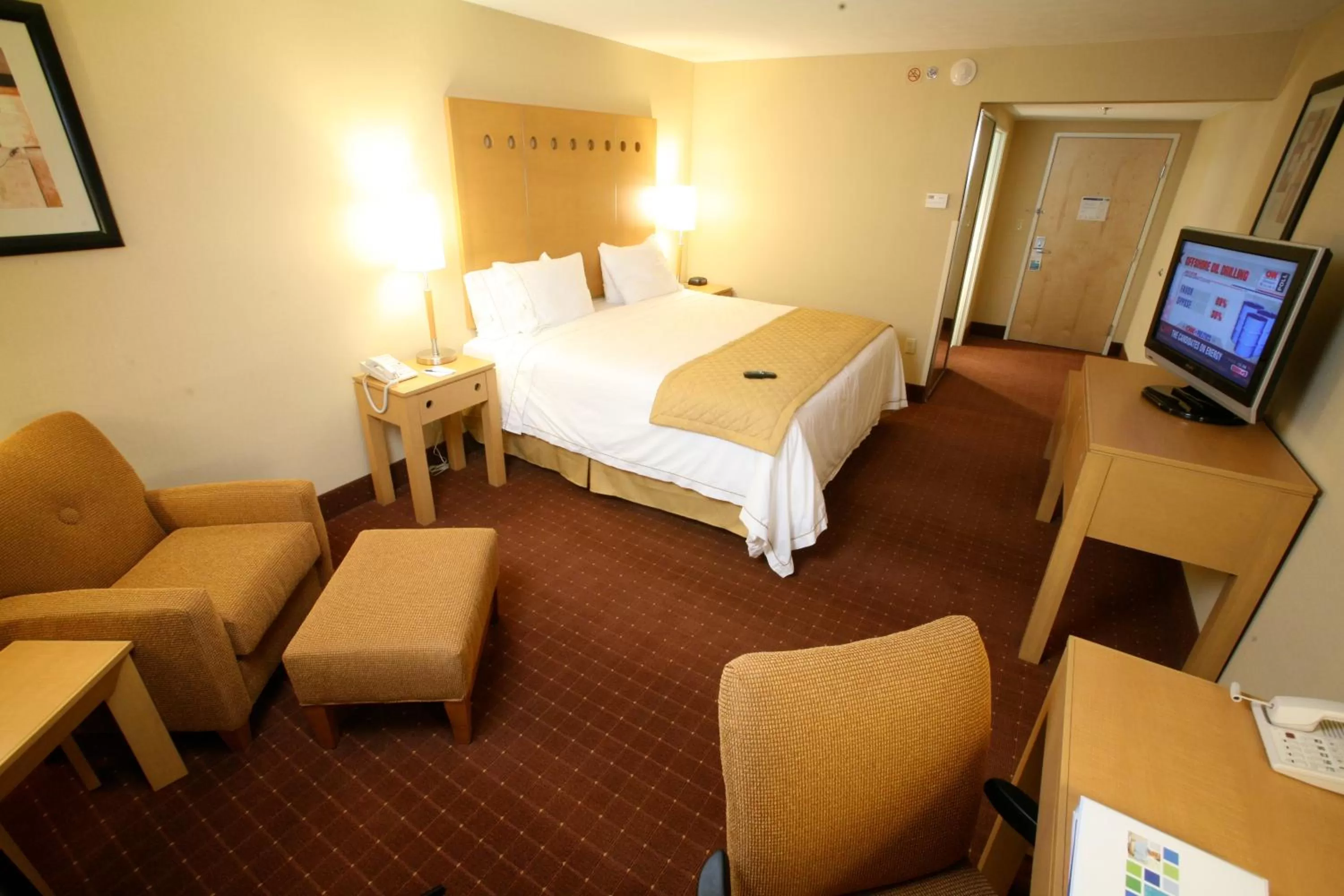 King Suite - Smoking in Holiday Inn Express Saltillo Zona Aeropuerto by IHG