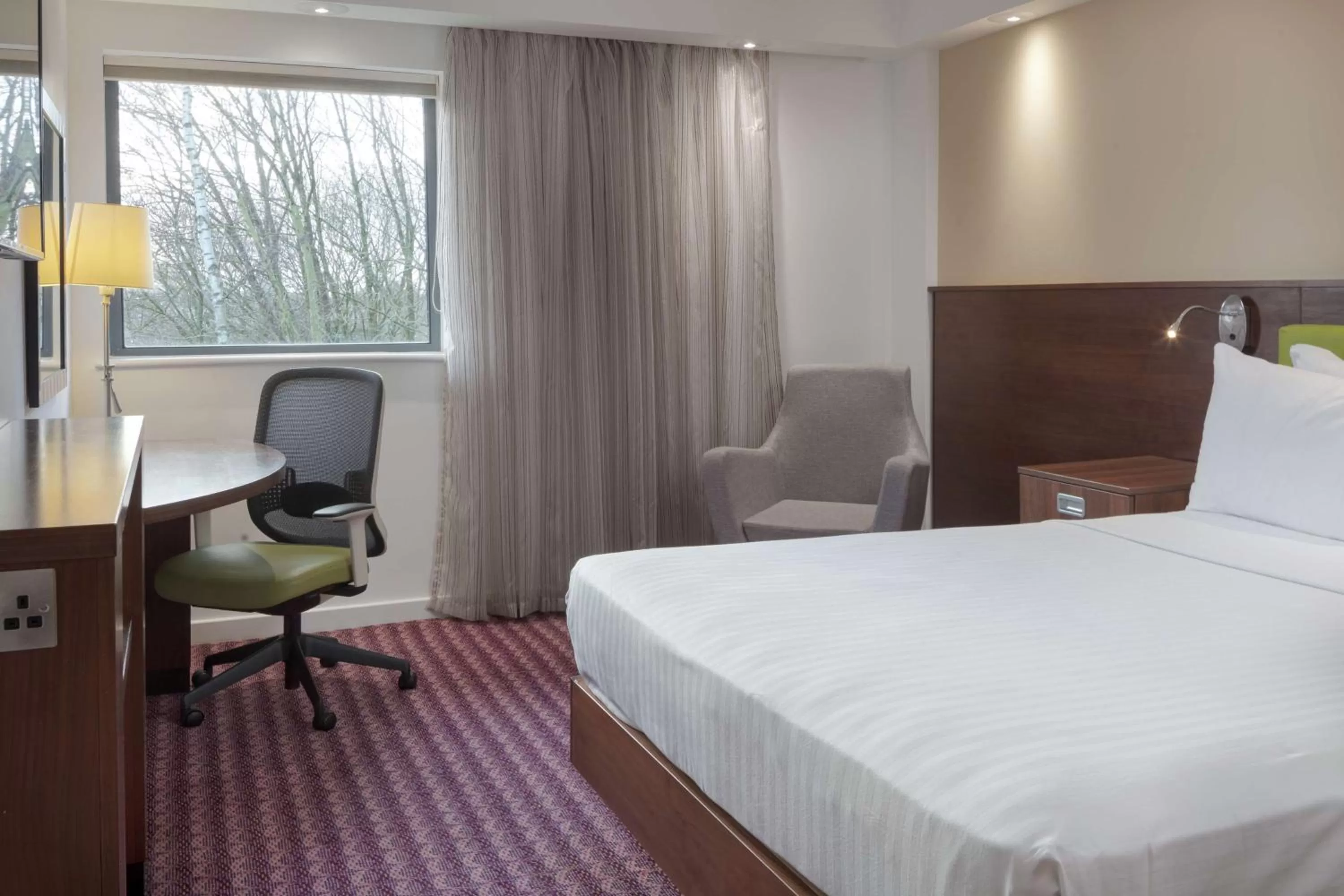 Queen Room With Chair in Hampton by Hilton Corby