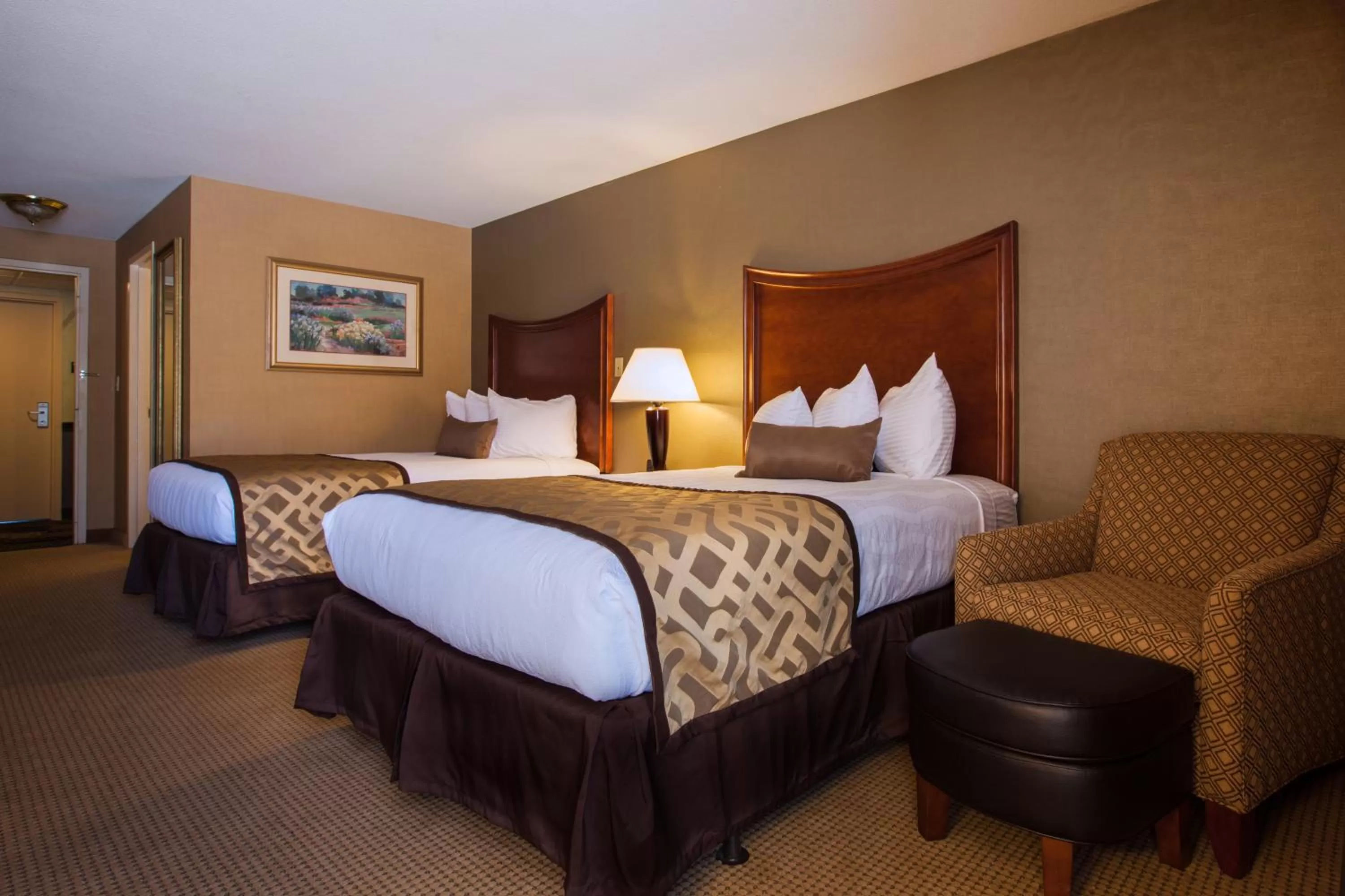 Double Room with Two Double Bed and Roll-In Shower - Mobility Accessible in Clarion Inn North Haven - New Haven North