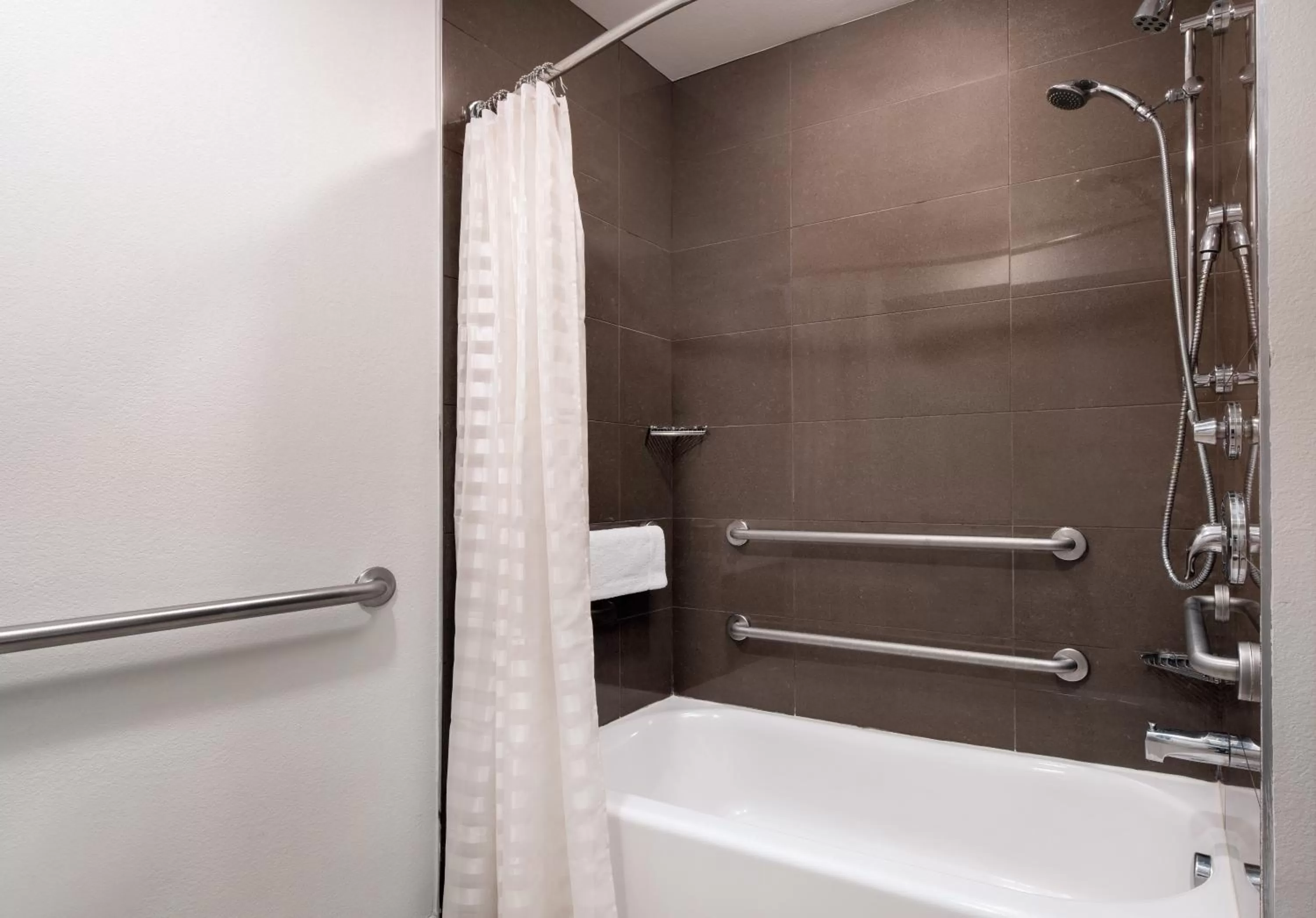 One-Bedroom Suite with Accessible Tub - Disability Access in Hyatt House Denver Tech Center