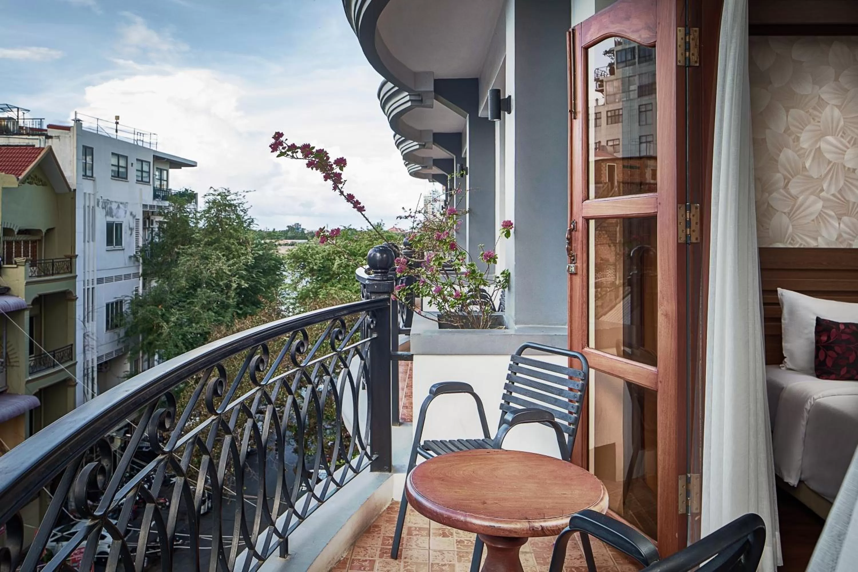 Deluxe Double Room with Balcony in Ohana Phnom Penh Palace Hotel