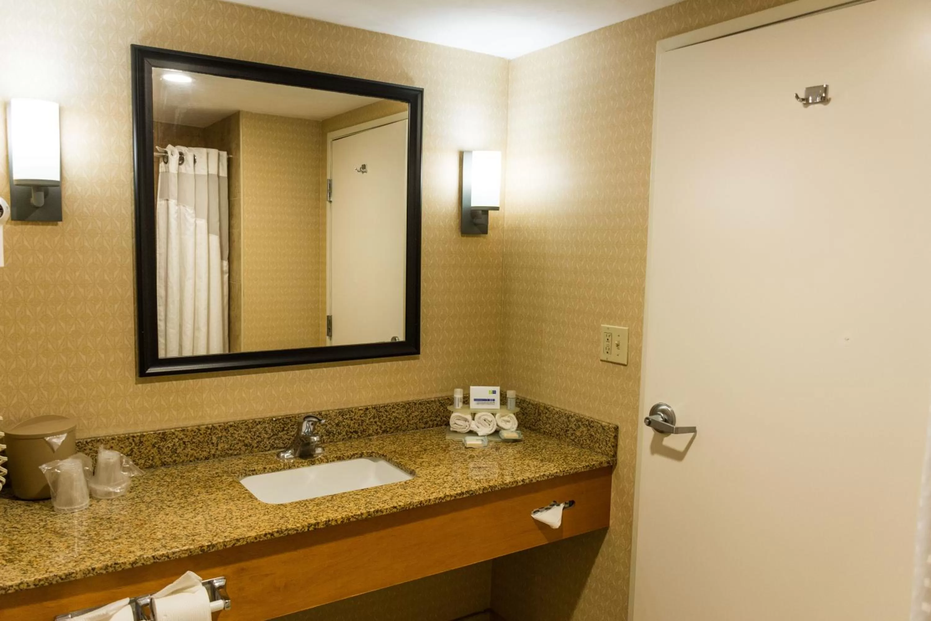 Executive Queen Room with Two Queen Beds -Smoking in Holiday Inn Express Saltillo Zona Aeropuerto by IHG