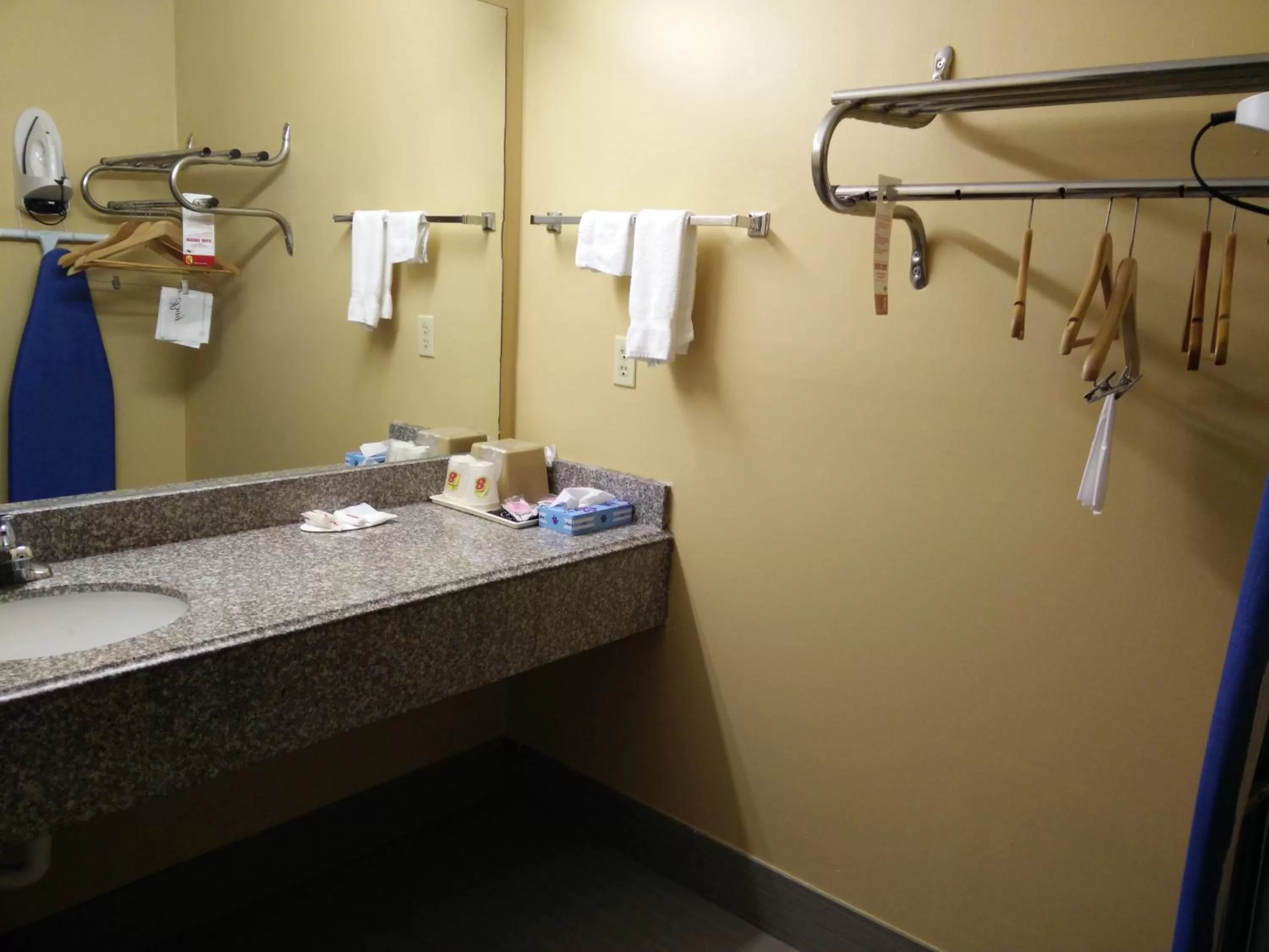 King Room with Bath Tub - Mobility/Hearing Accessible - Non-Smoking in Super 8 by Wyndham Willowbrook Houston