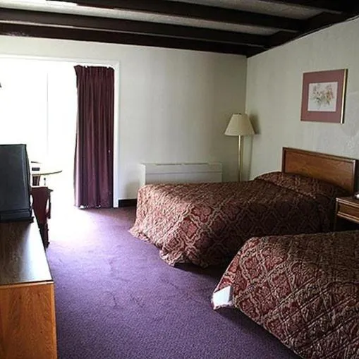 Double Room with Two Double Beds in Hometown Inn Staunton