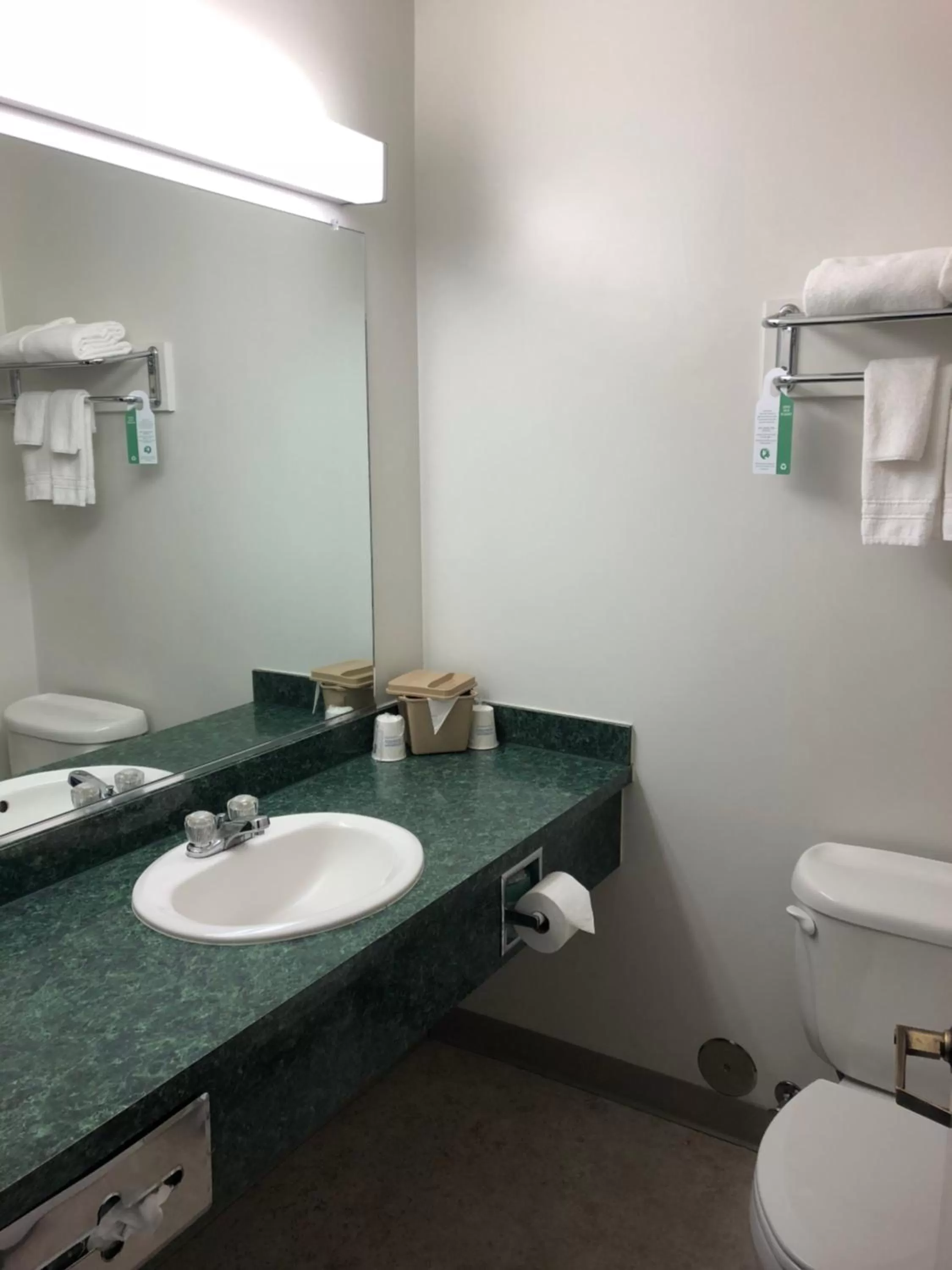 King Room - Mobility Access/Non-Smoking in Super 8 by Wyndham Central Pt Medford