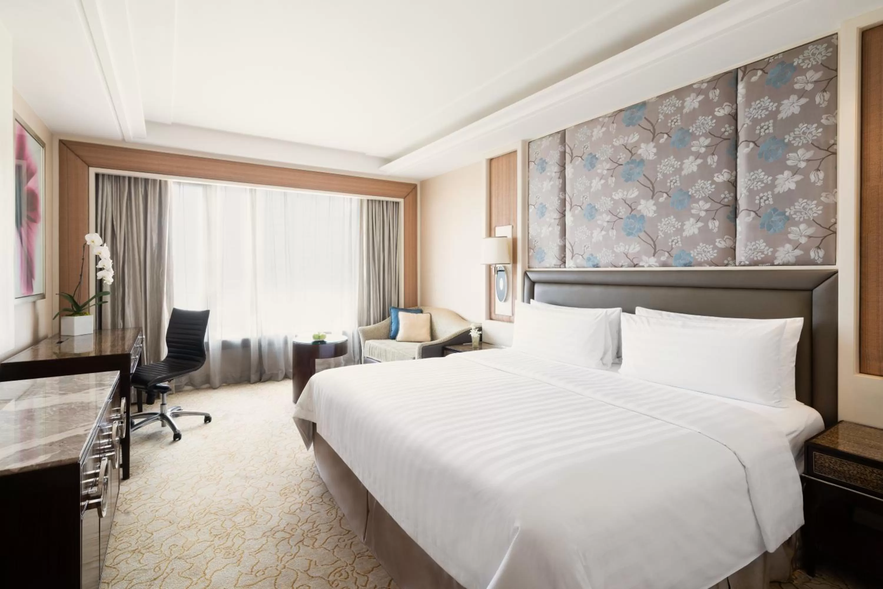 Tower Wing Deluxe King in Edsa Shangri-La, Manila