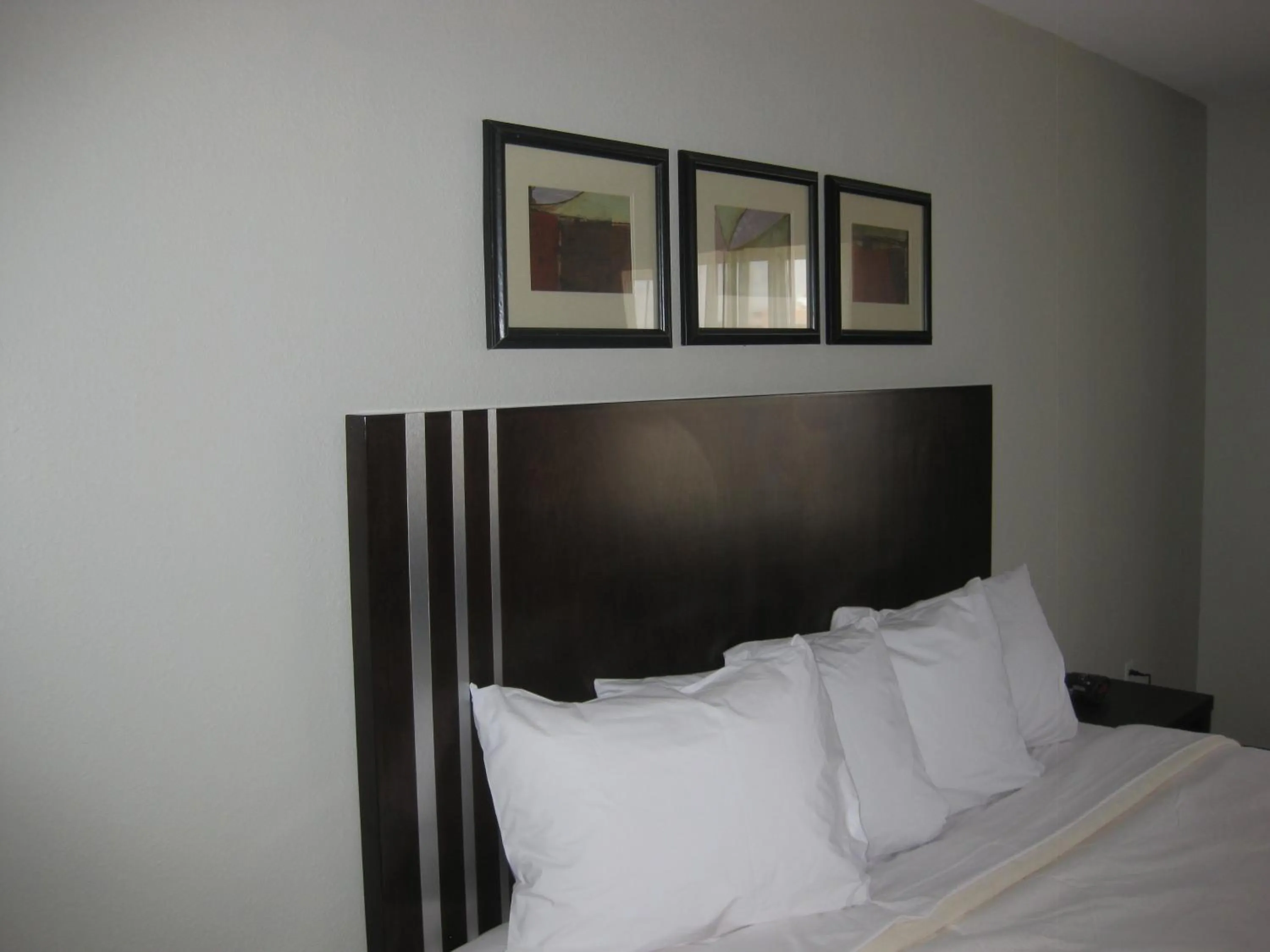 King Room in Country Inn & Suites by Radisson, Dearborn, MI