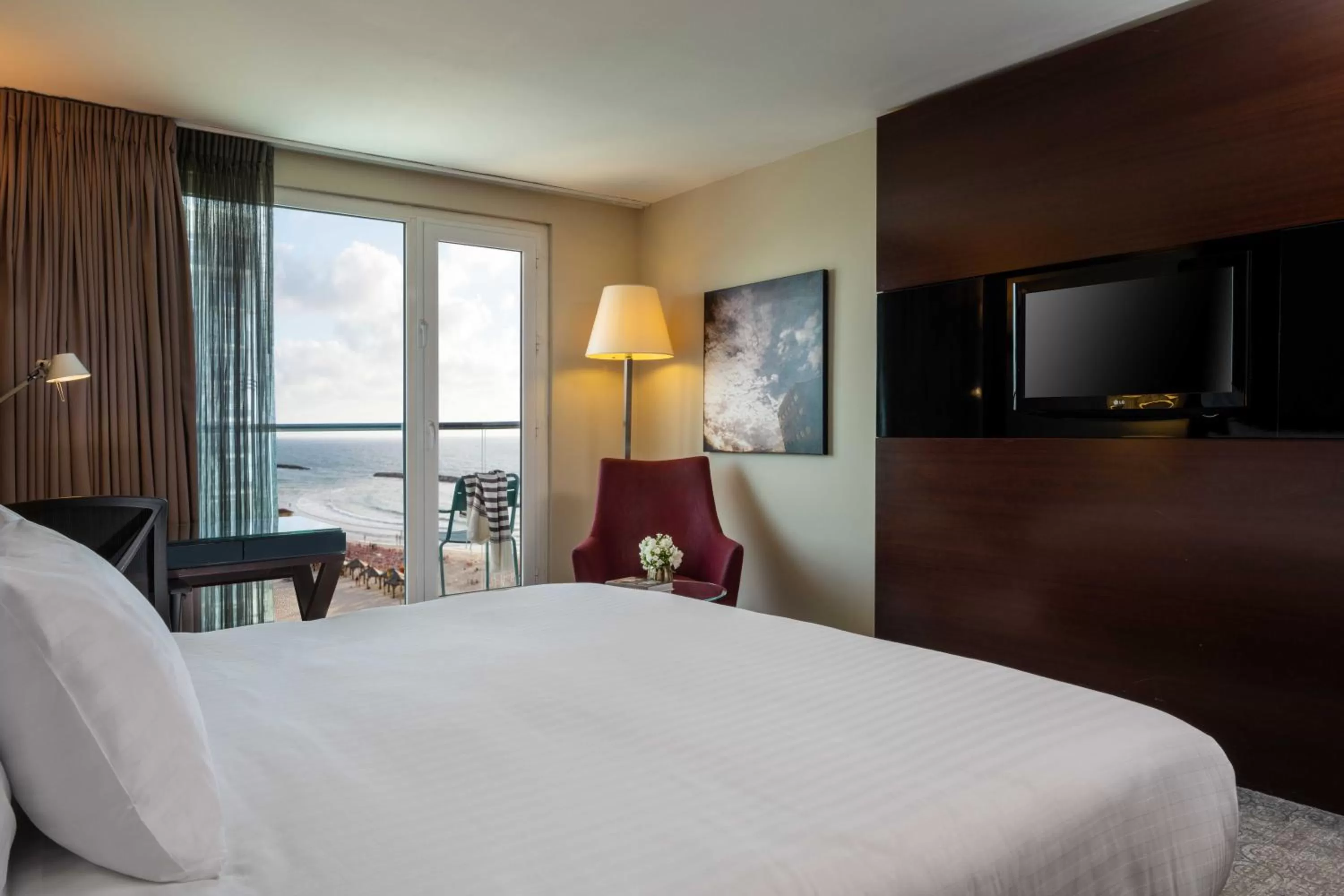 Executive Twin Room in Crowne Plaza Tel Aviv Beach by IHG