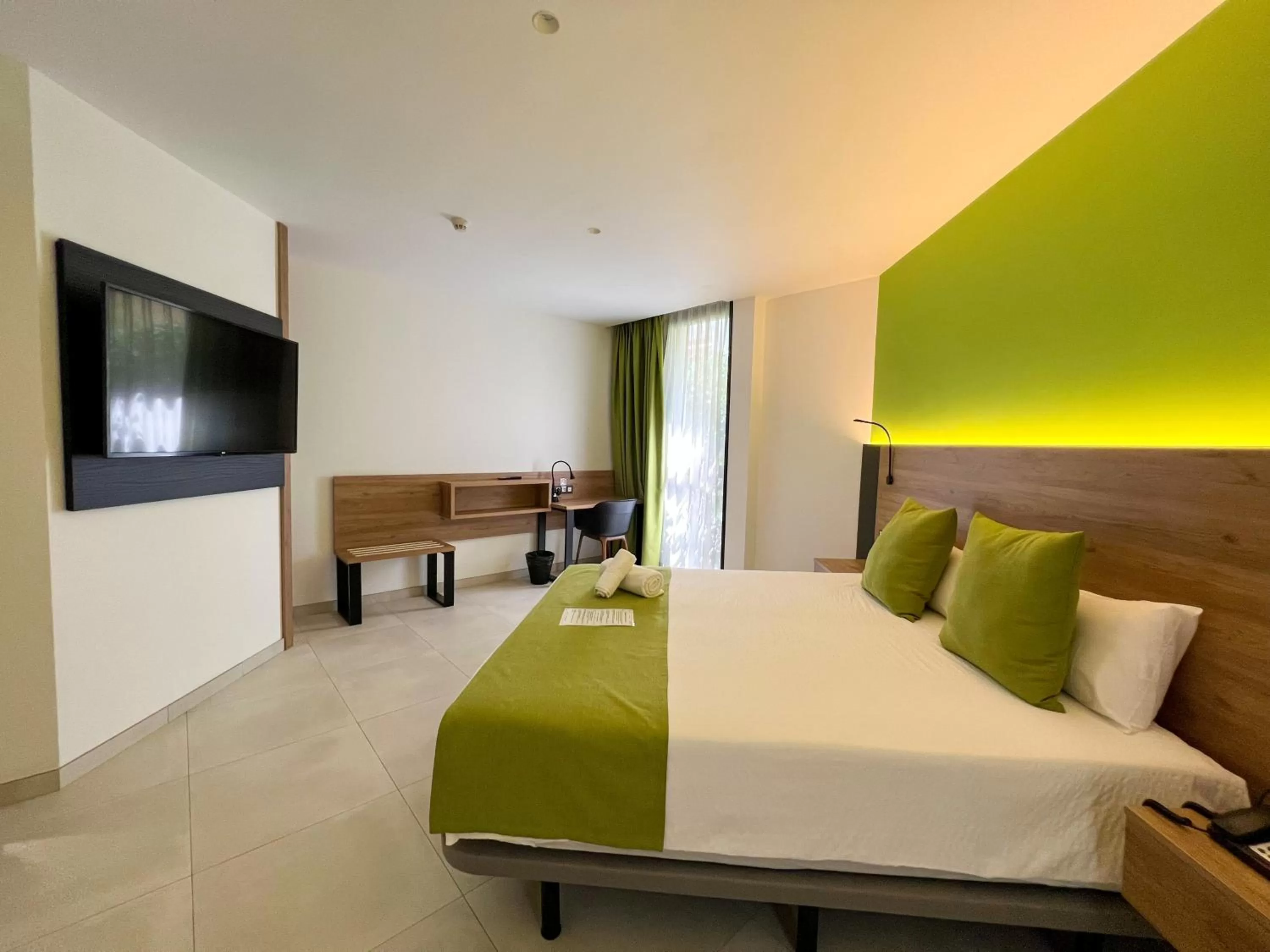 Deluxe Queen Room - single occupancy in Hotel MG Poniente