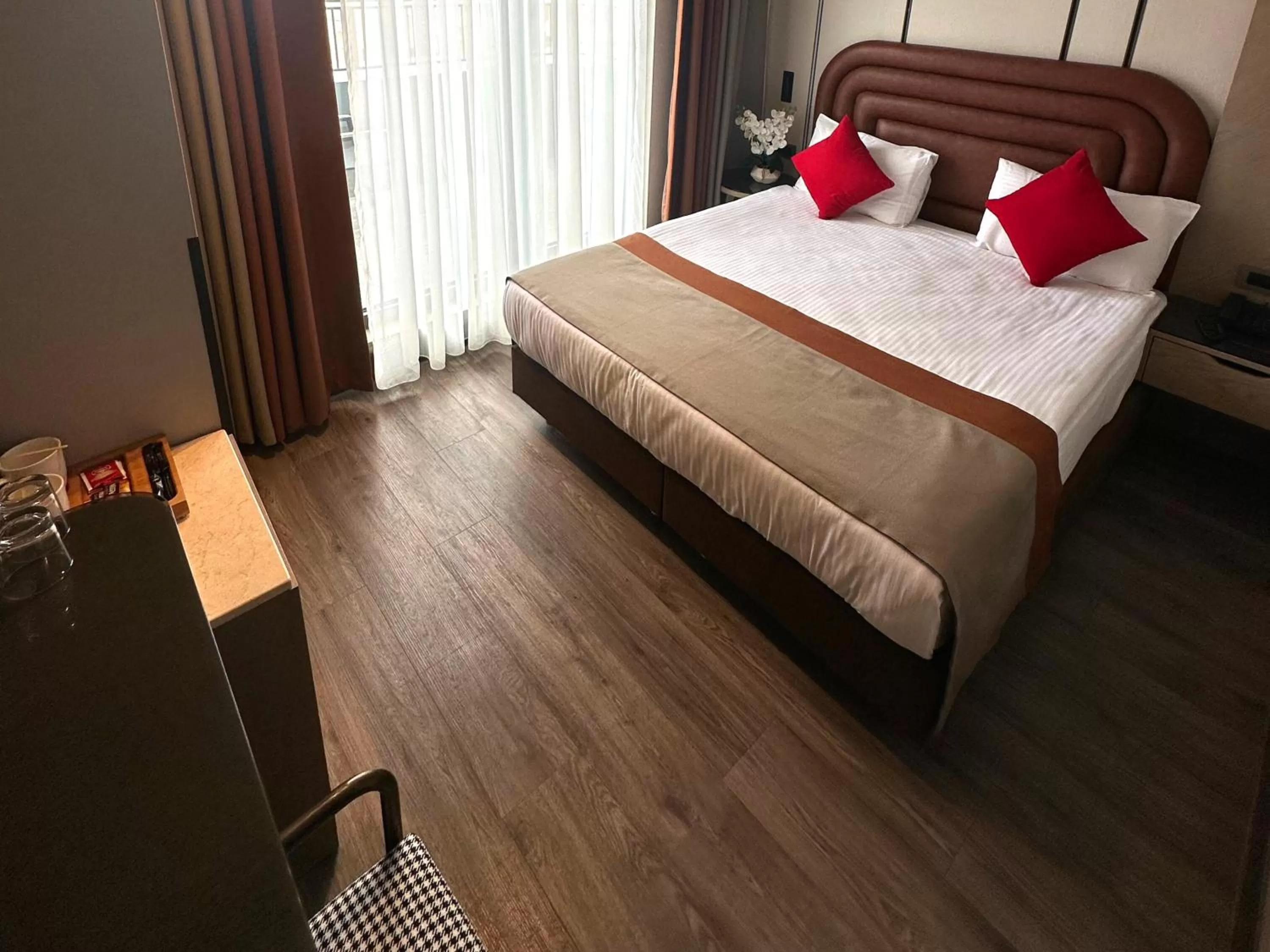 Deluxe King Room in Edition Old City Hotel