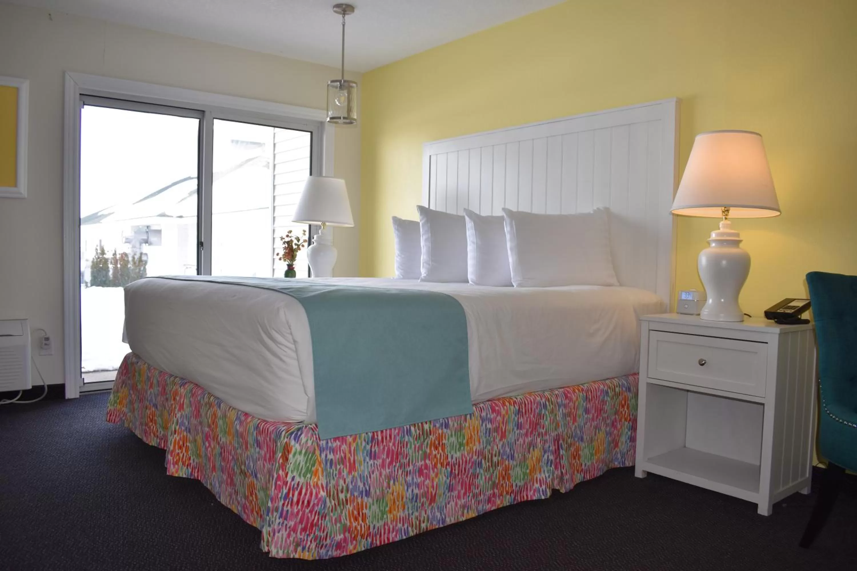 King Room with Spa Bath and Partial Lake View in Breakers Resort - Lakeside
