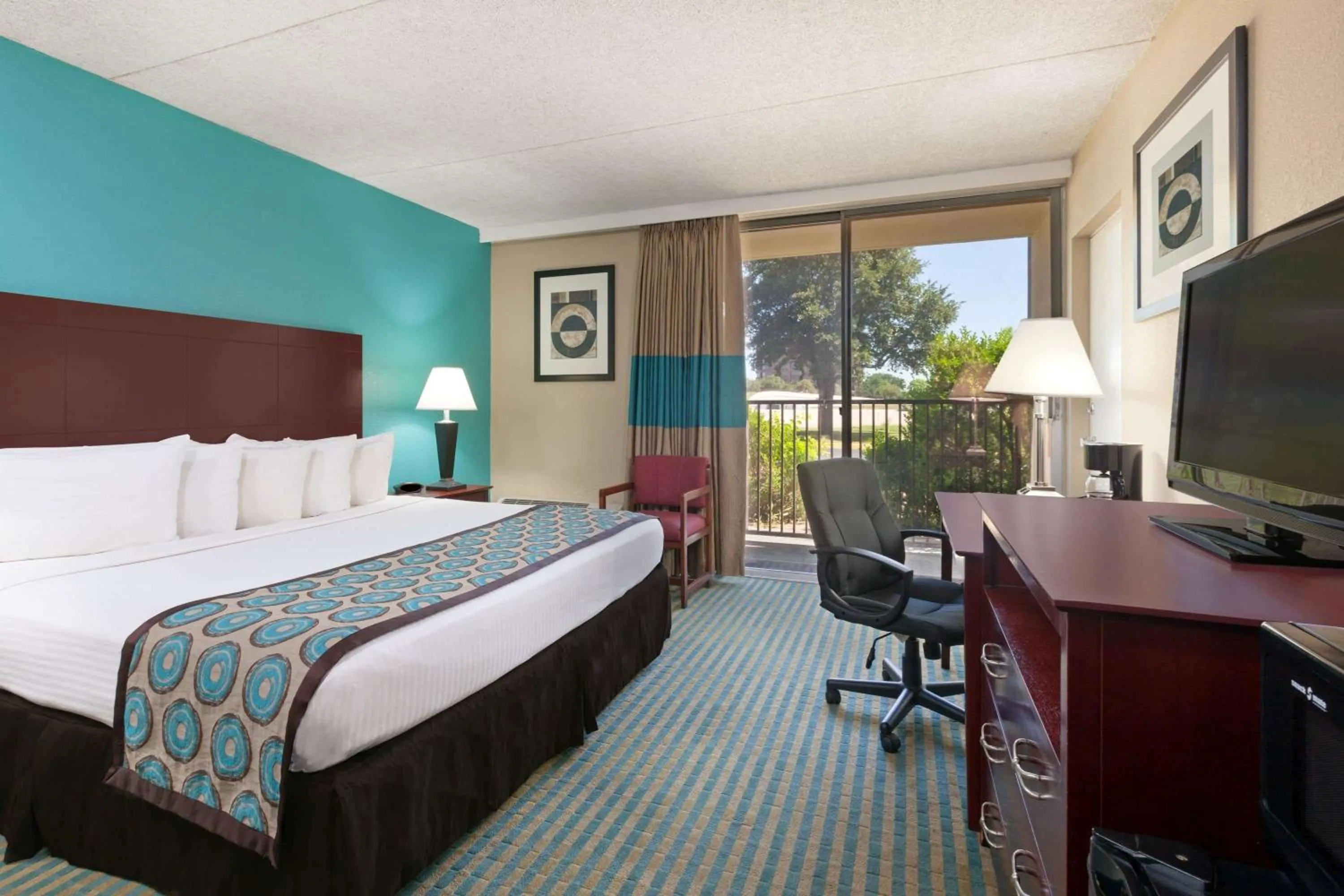 Photo of the whole room, Bed in Howard Johnson by Wyndham Arlington Ballpark / Six Flags