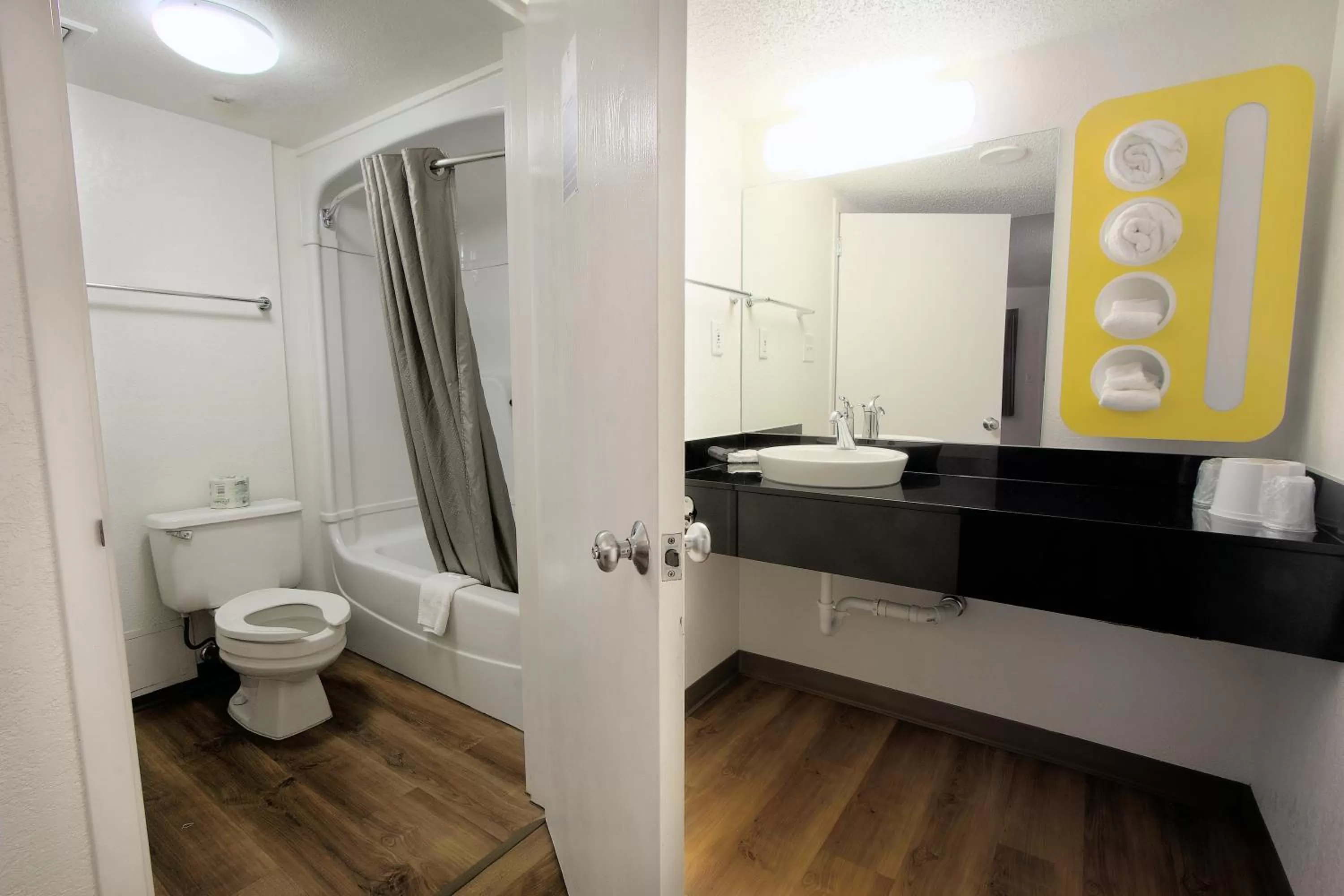 King Room - single occupancy in Motel 6-Piscataway, NJ