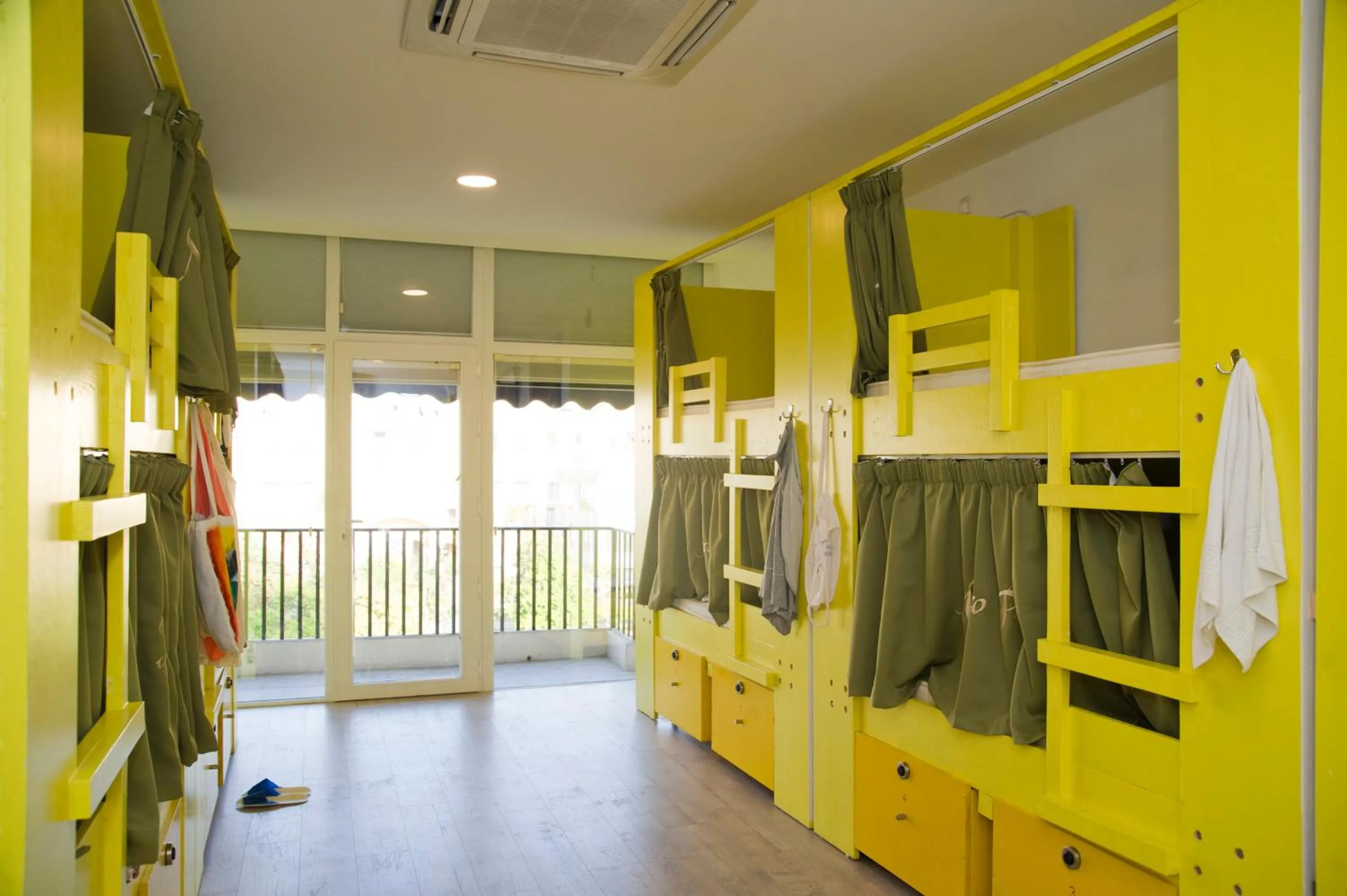 Bed in 12-Bed Mixed Dormitory Room in Marco Polo Party Hostel