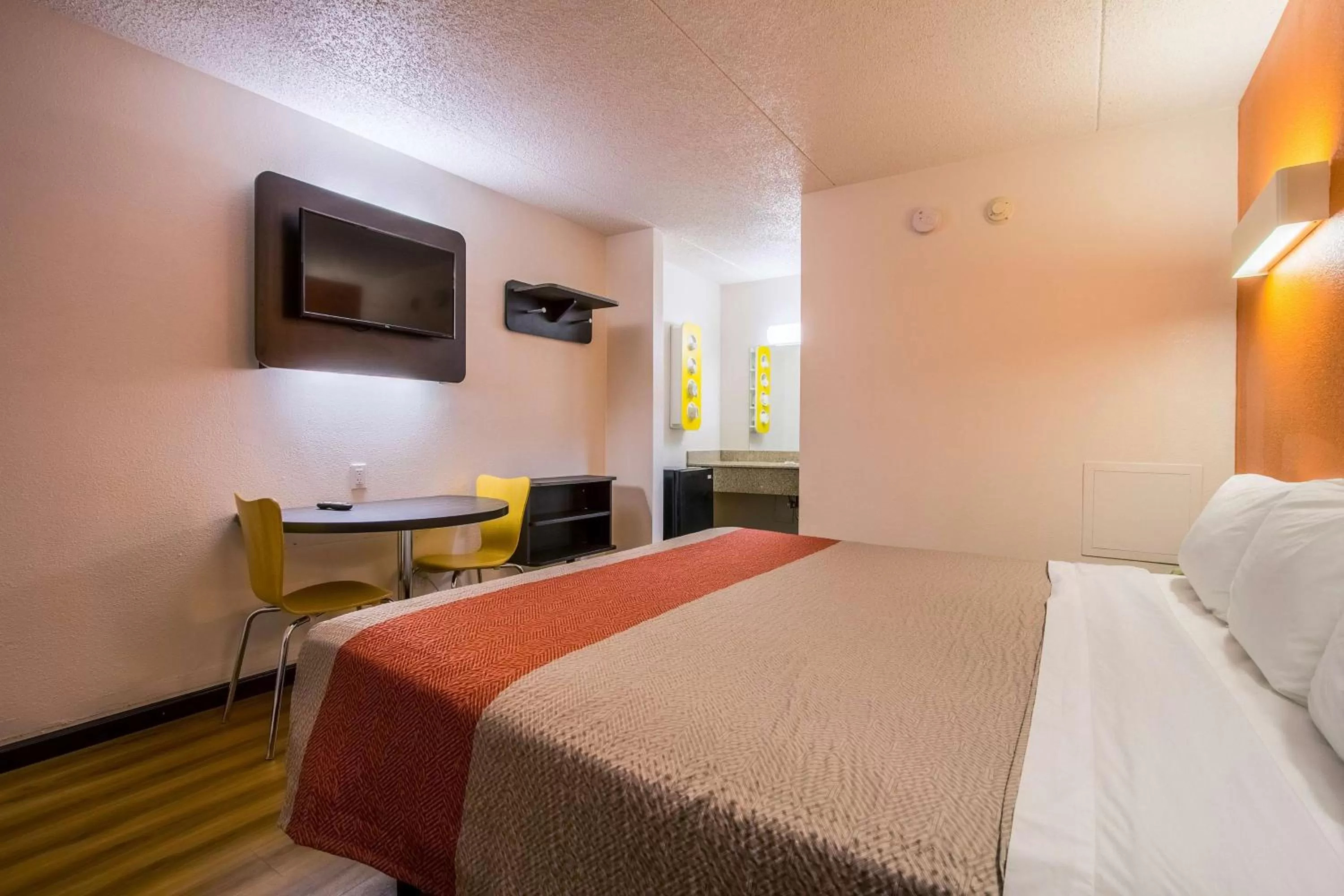 King Room - Non-Smoking in Motel 6-Ashland, OH