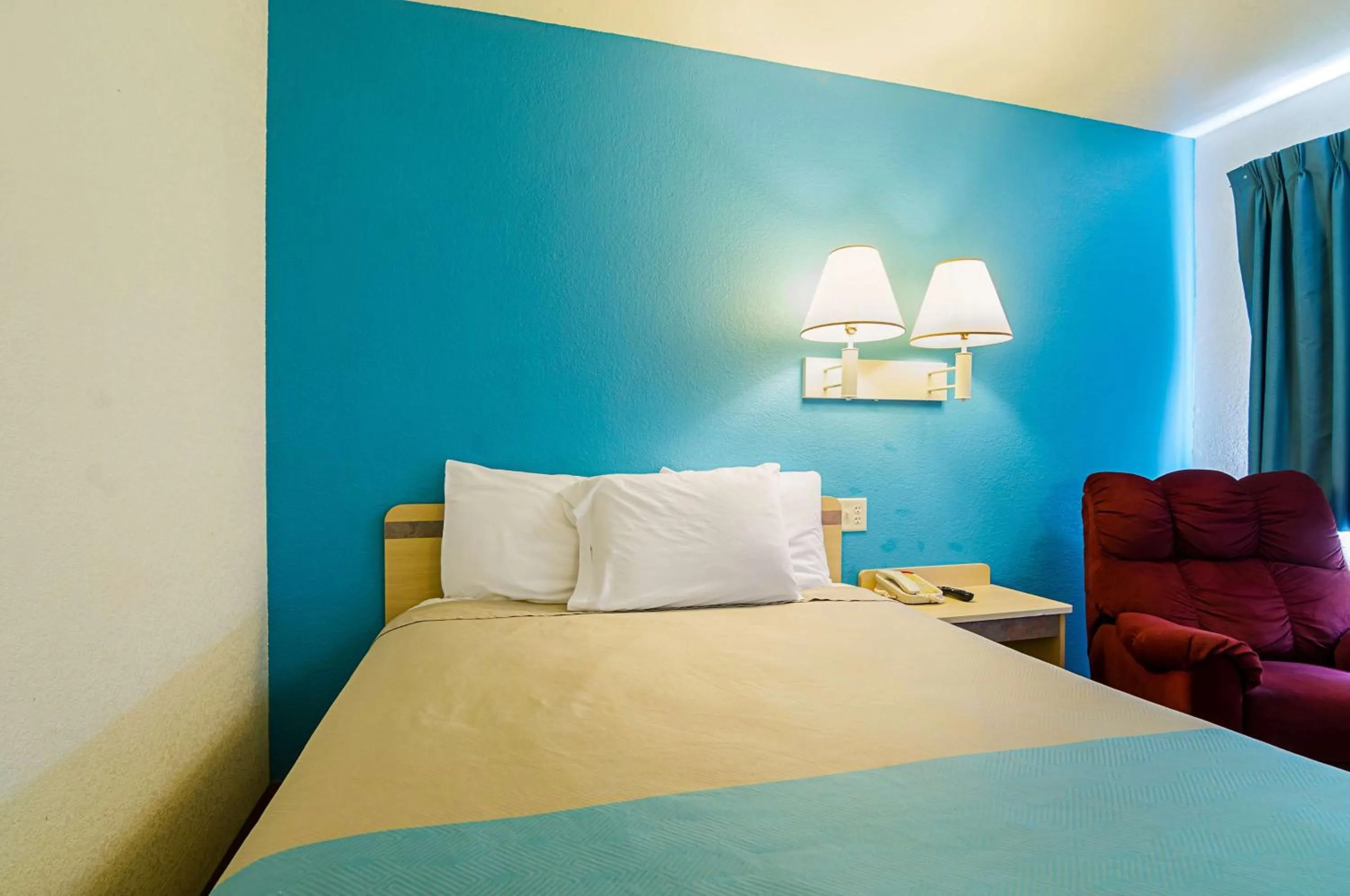 King Room - single occupancy - Smoking  in Motel 6-Mitchell, SD