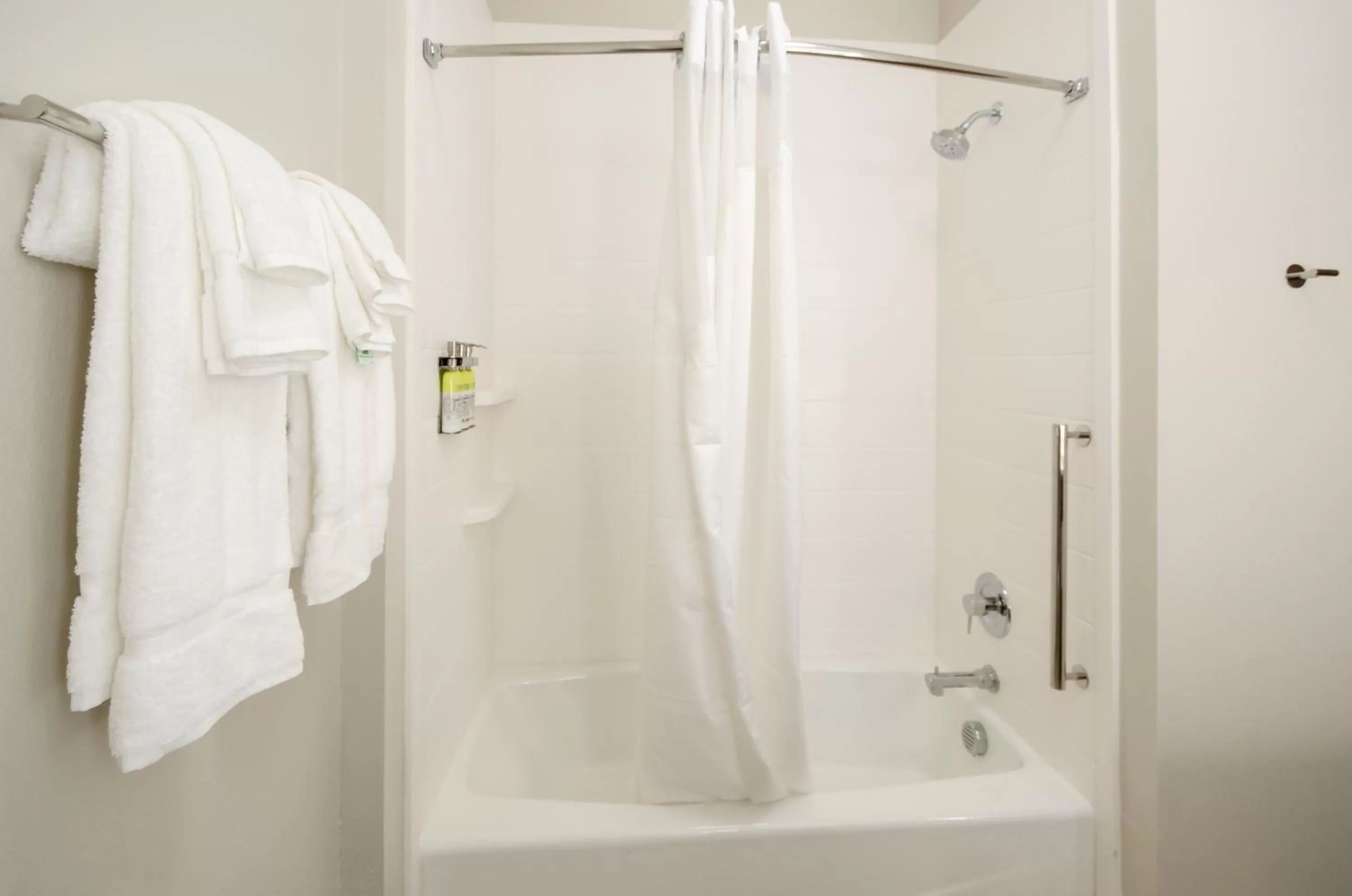 Queen Suite with Two Queen Beds Hearing Accessible Bathtub - Non-Smoking in Holiday Inn Express & Suites Taylor by IHG