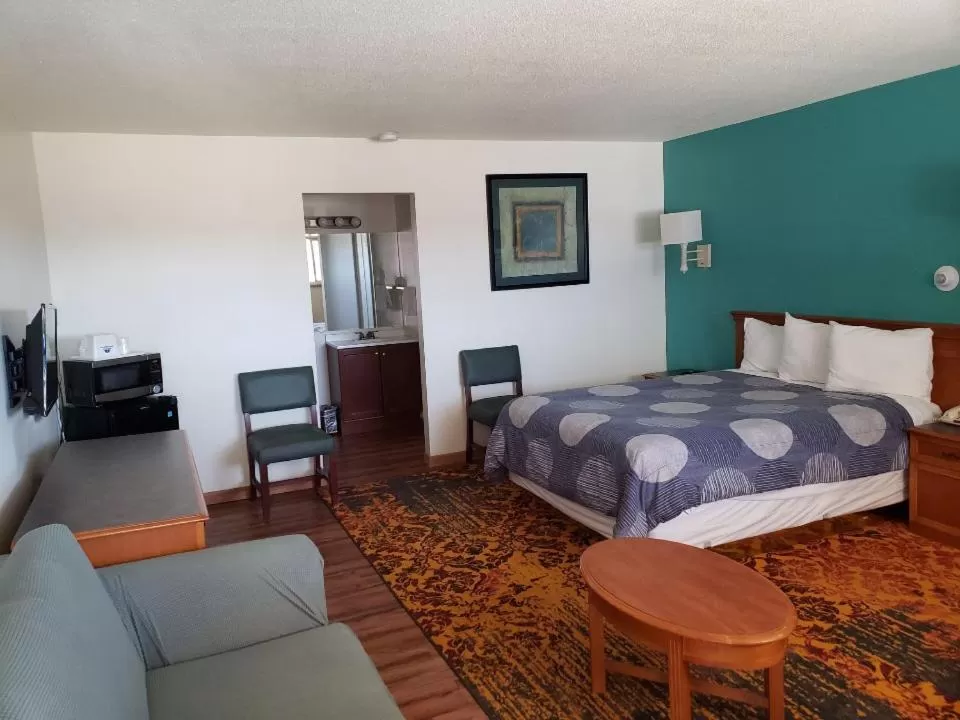 Queen Room in Americas Best Value Inn Greeley