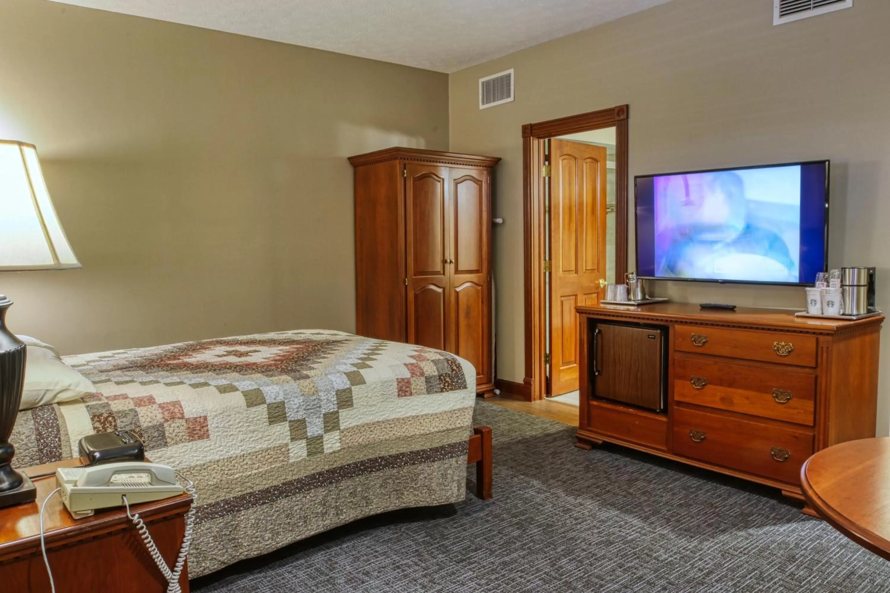 Single Room - single occupancy in Carlisle Inn Walnut Creek