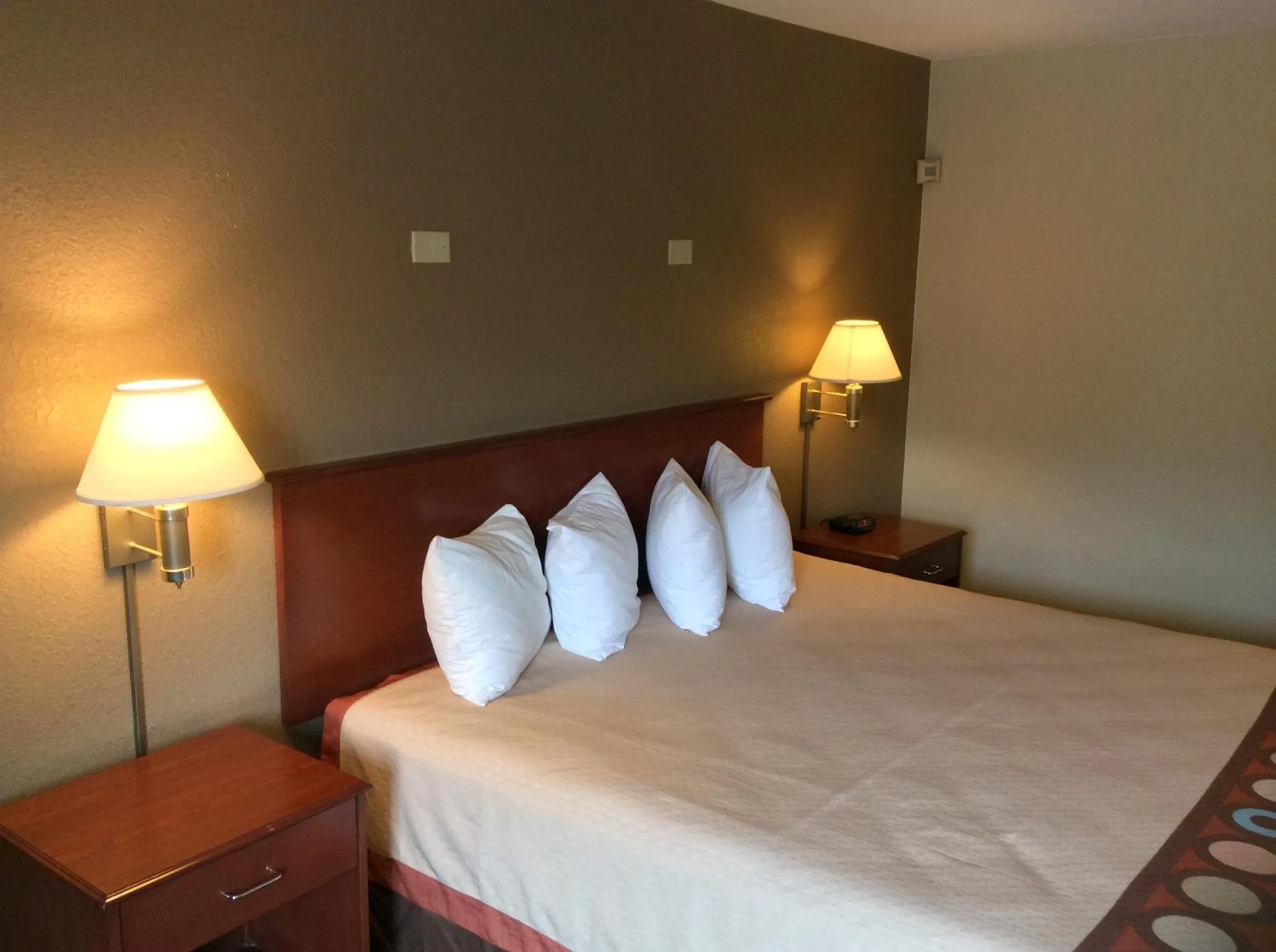 King Room - Smoking  in Super 8 by Wyndham Marshalltown