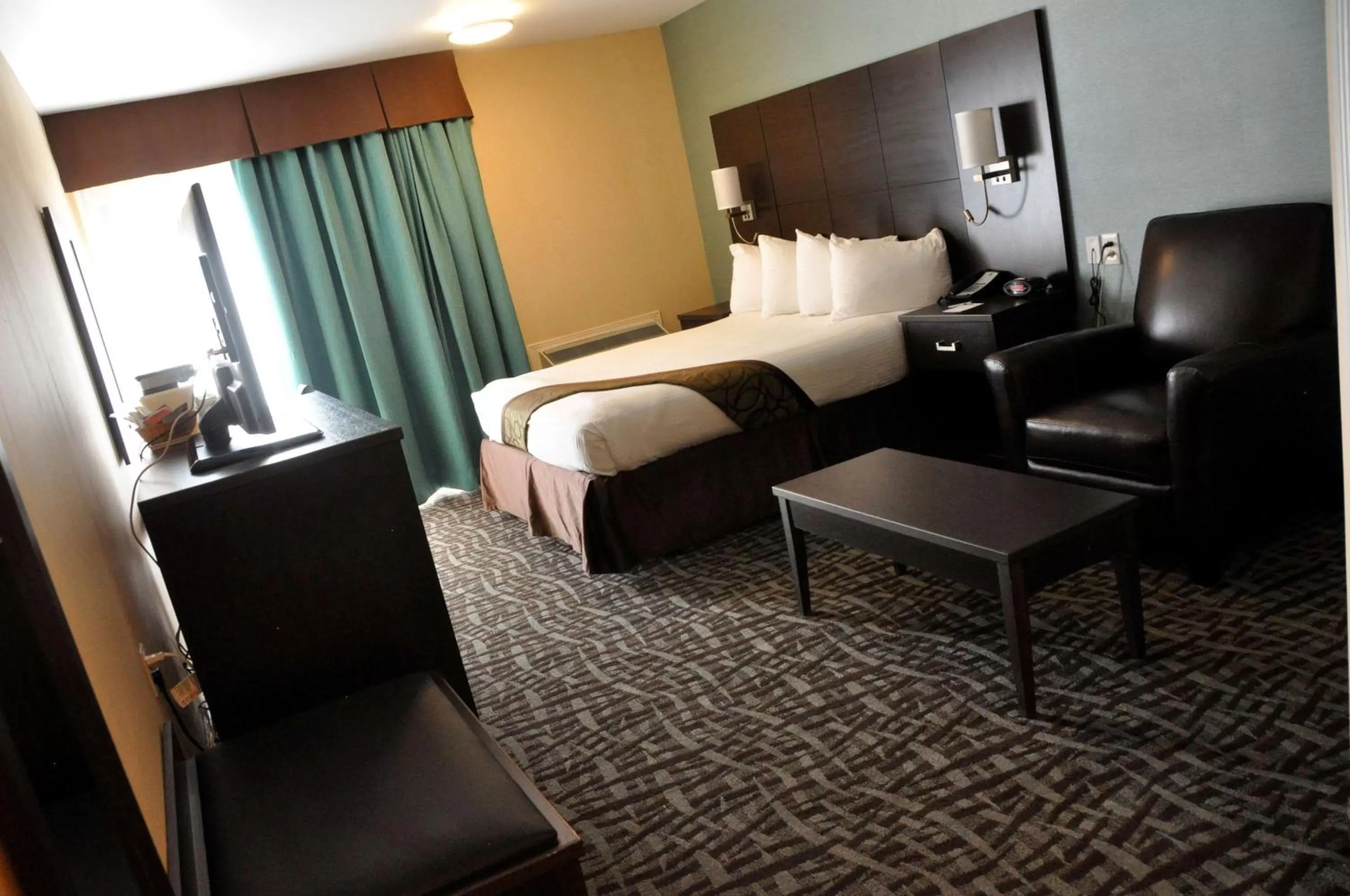 Queen Room with Exterior Access - Non-smoking in Best Western Plus Barrie