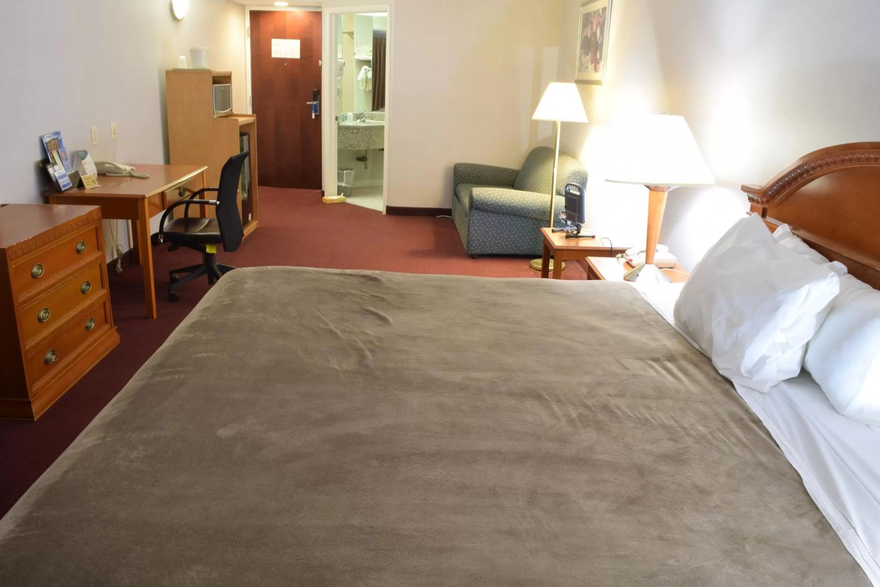 King Suite - Accessible/Non-Smoking in Rodeway Inn & Suites New Paltz - Hudson Valley