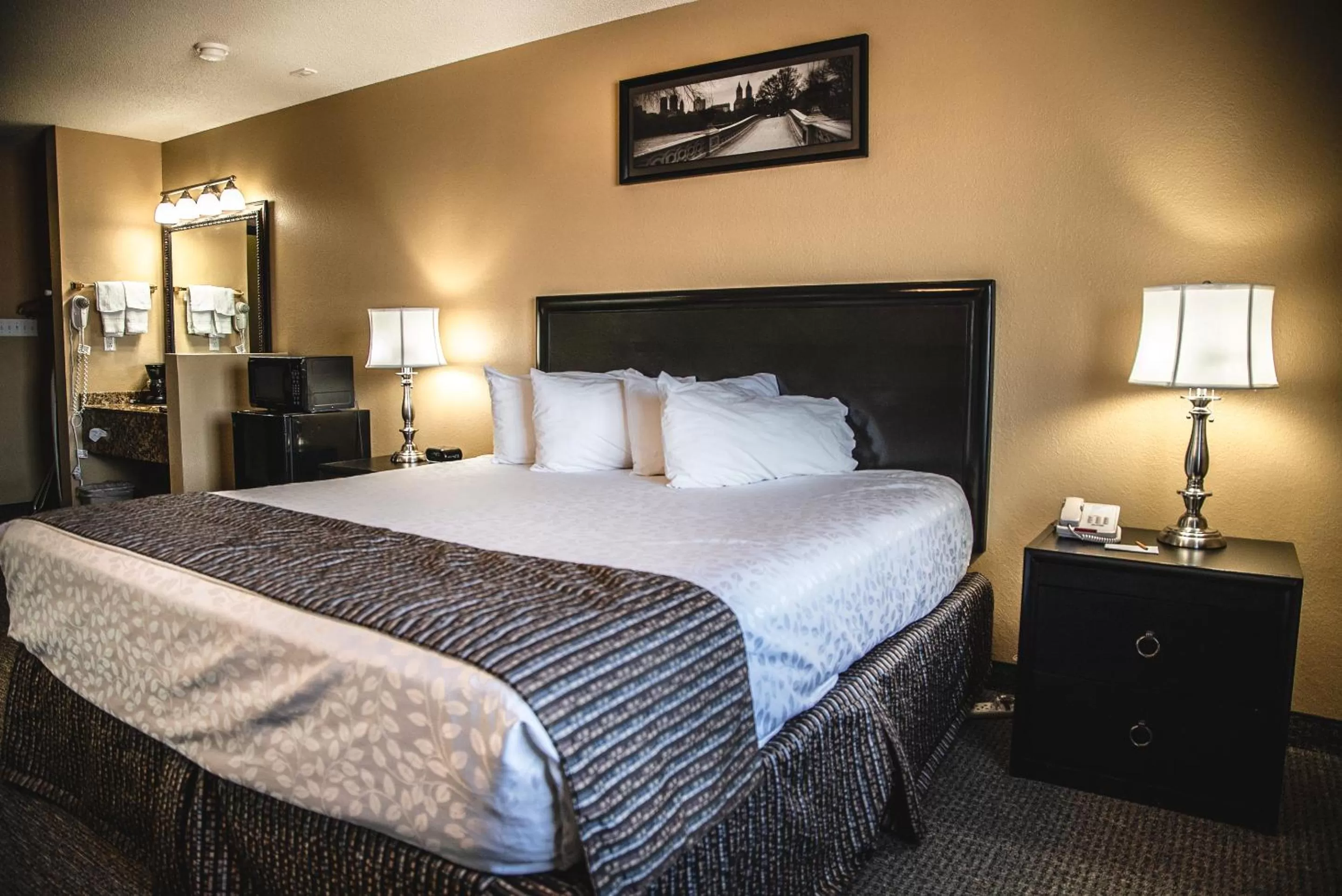 Jetted Tub Room with 1 King Bed in The Stone Castle Hotel & Conference Center