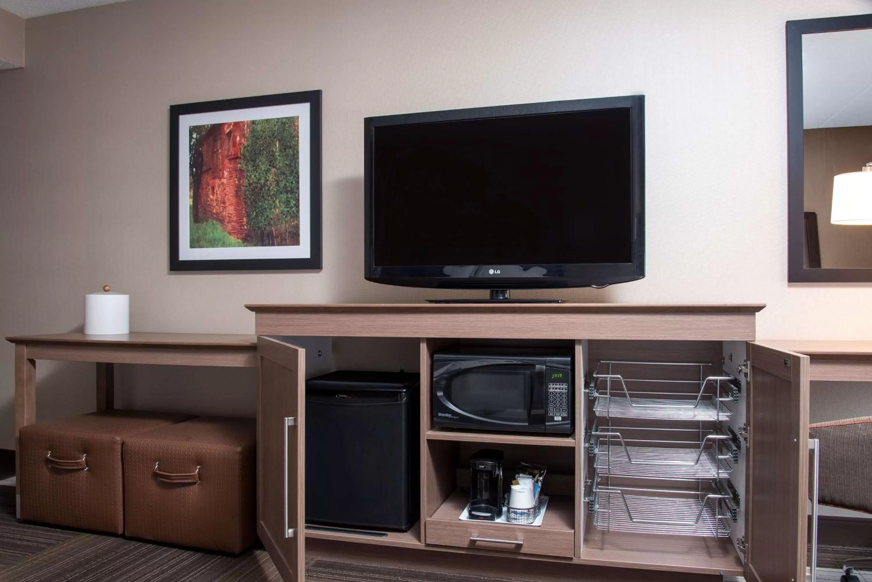 King Room with King Bed - Non-Smoking in Hampton Inn Seymour