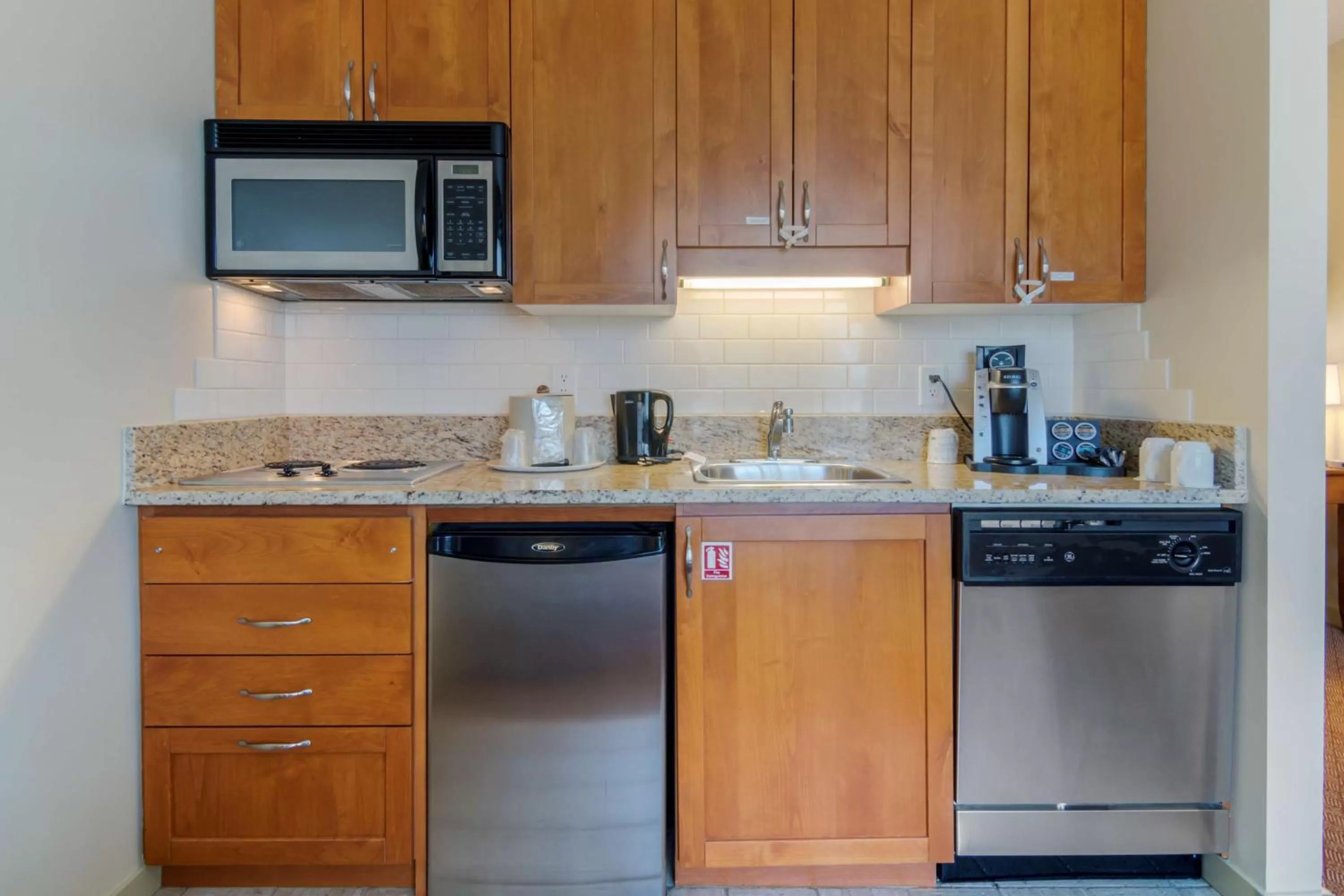 Queen Room with Walk-In Shower and Kitchen - Mobility Accessible/Non-Smoking in Best Western PLUS Chemainus Inn