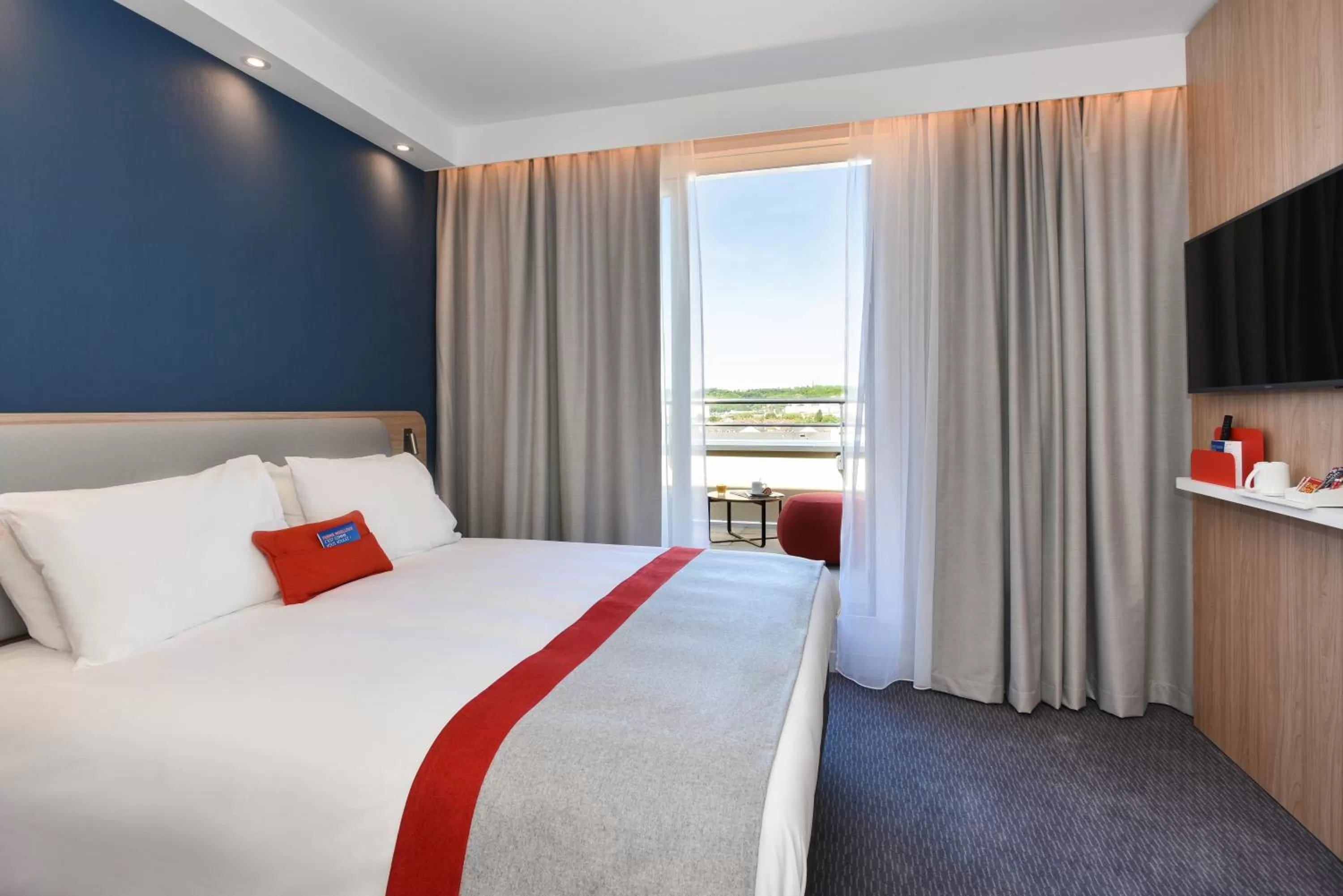 Standard king Room with Balcony - Top Floor in Holiday Inn Express - Rouen Centre - Rive Gauche by IHG