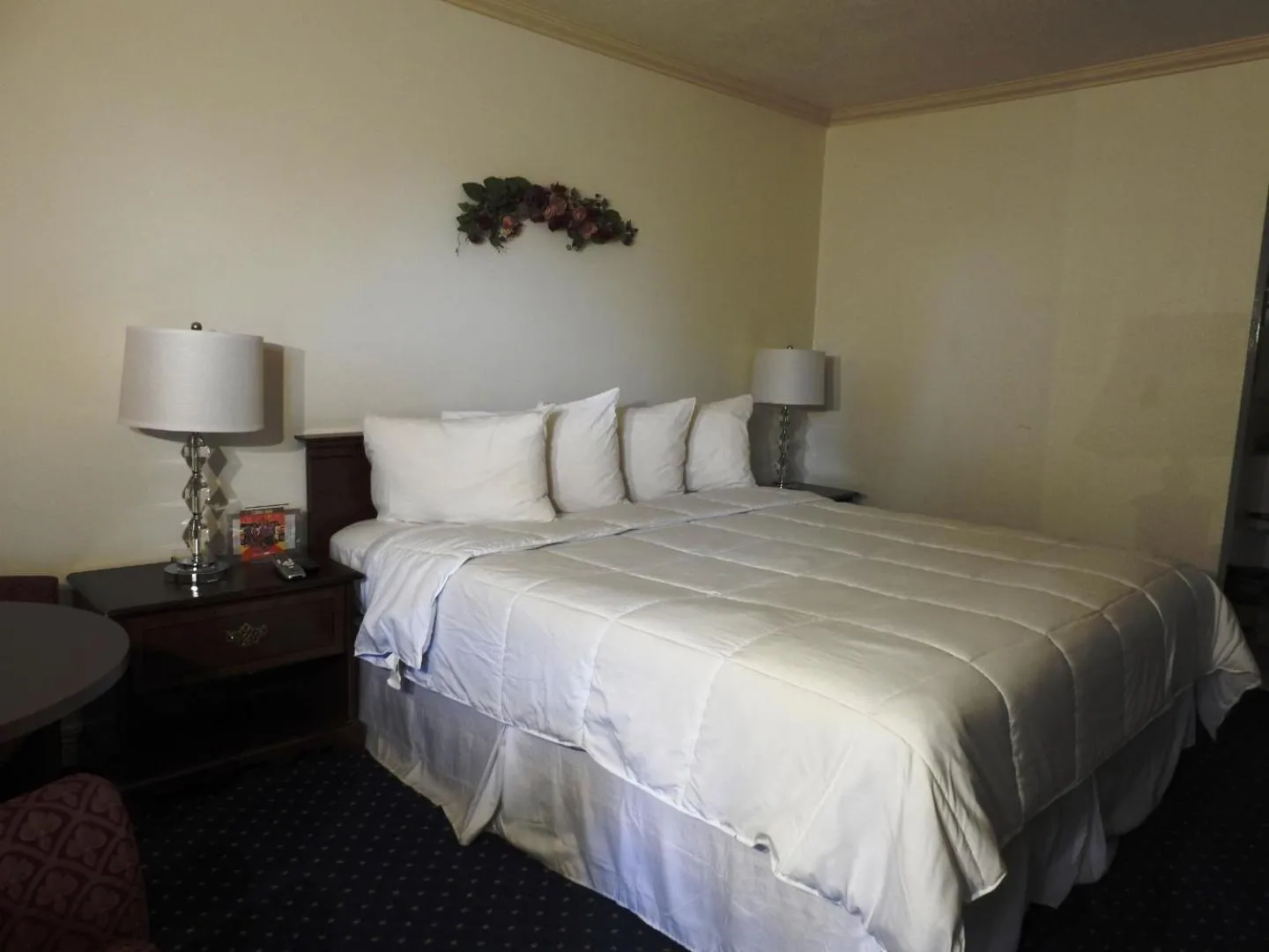 Queen Suite with Three Queen Beds in Stanford Motor Inn