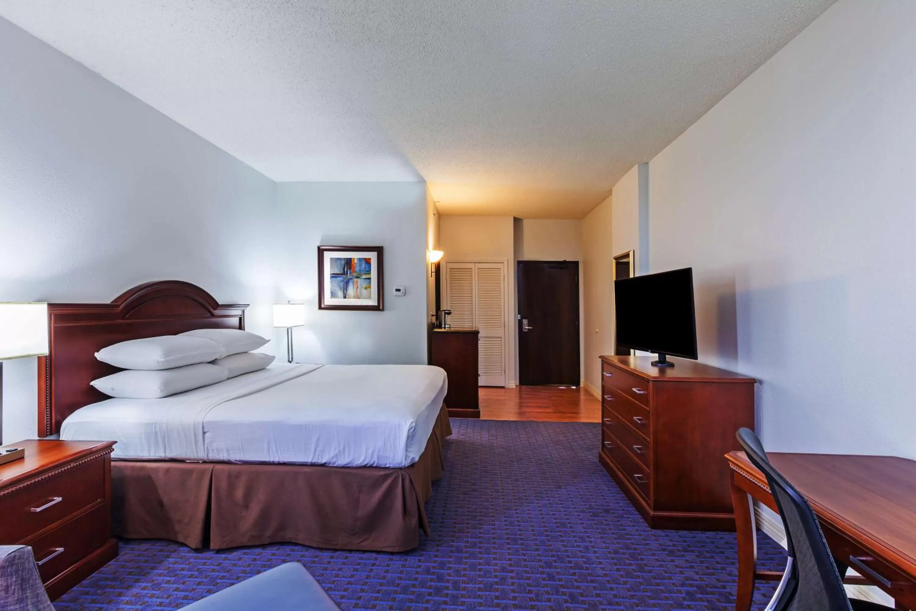 Deluxe Corner King Room with Sofa Bed and View in Hilton Waco