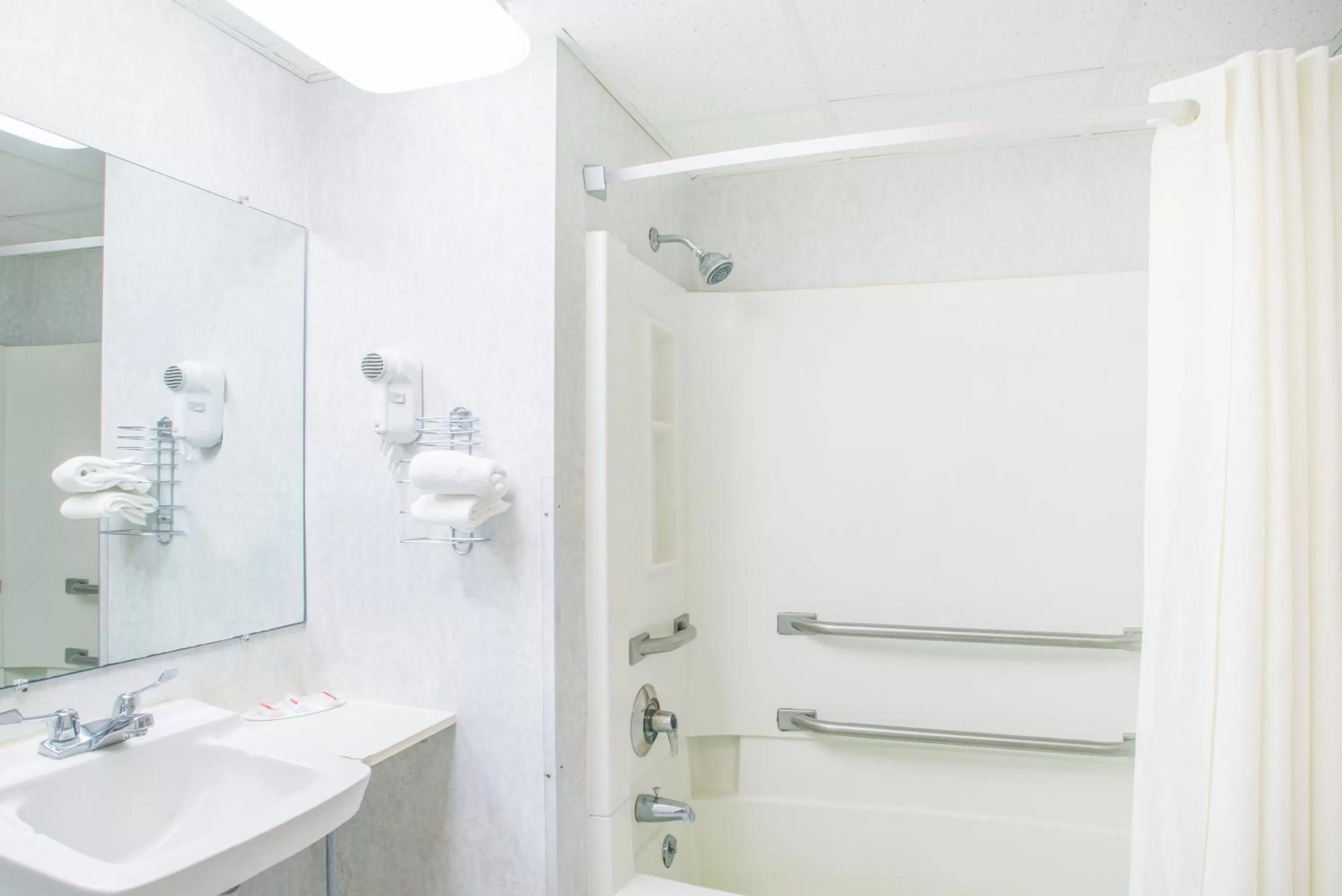 1 Queen Bed Room with Kitchenette in Super 8 by Wyndham Plattsburgh