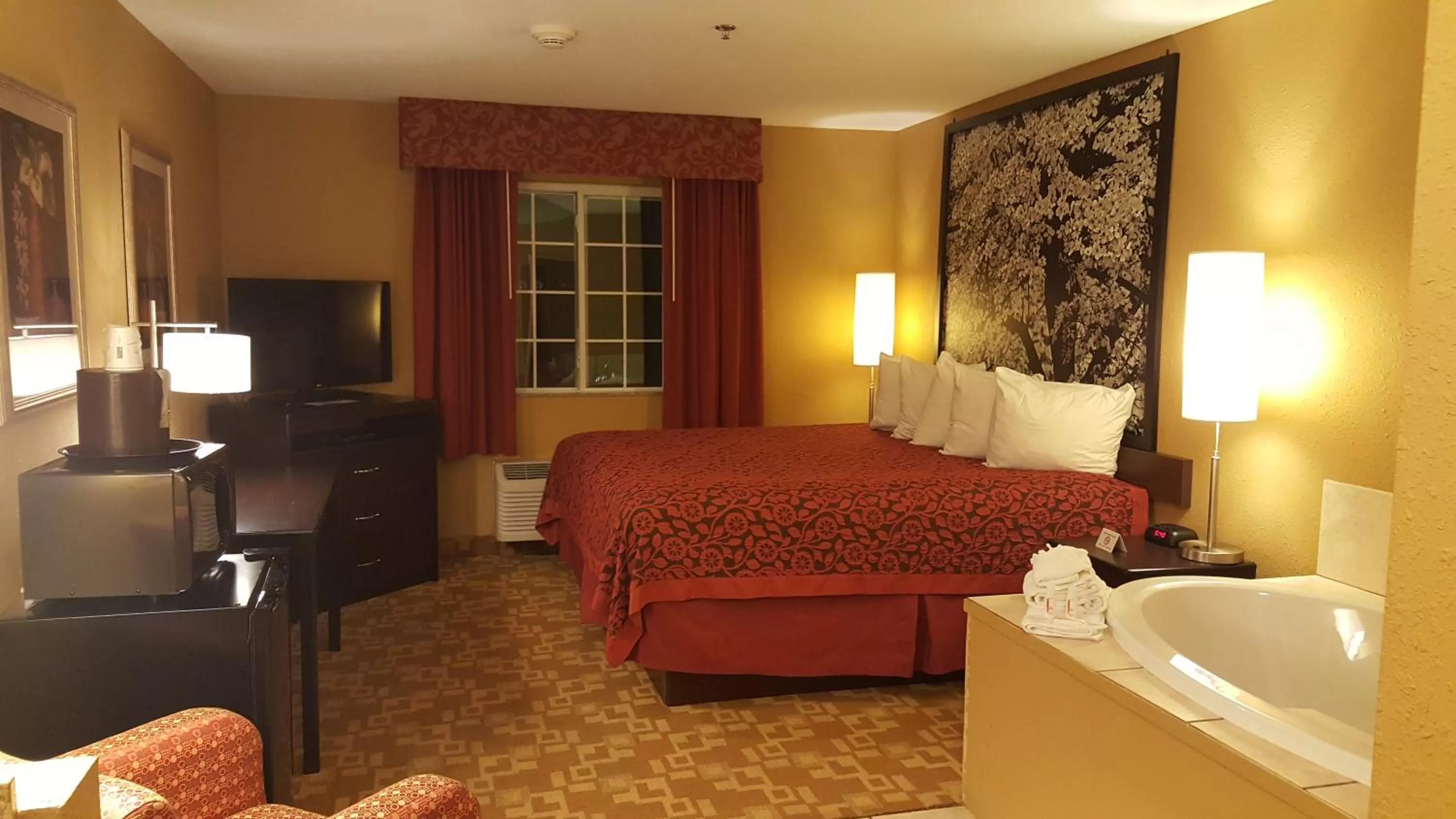 Deluxe King Suite in Days Inn by Wyndham Central City