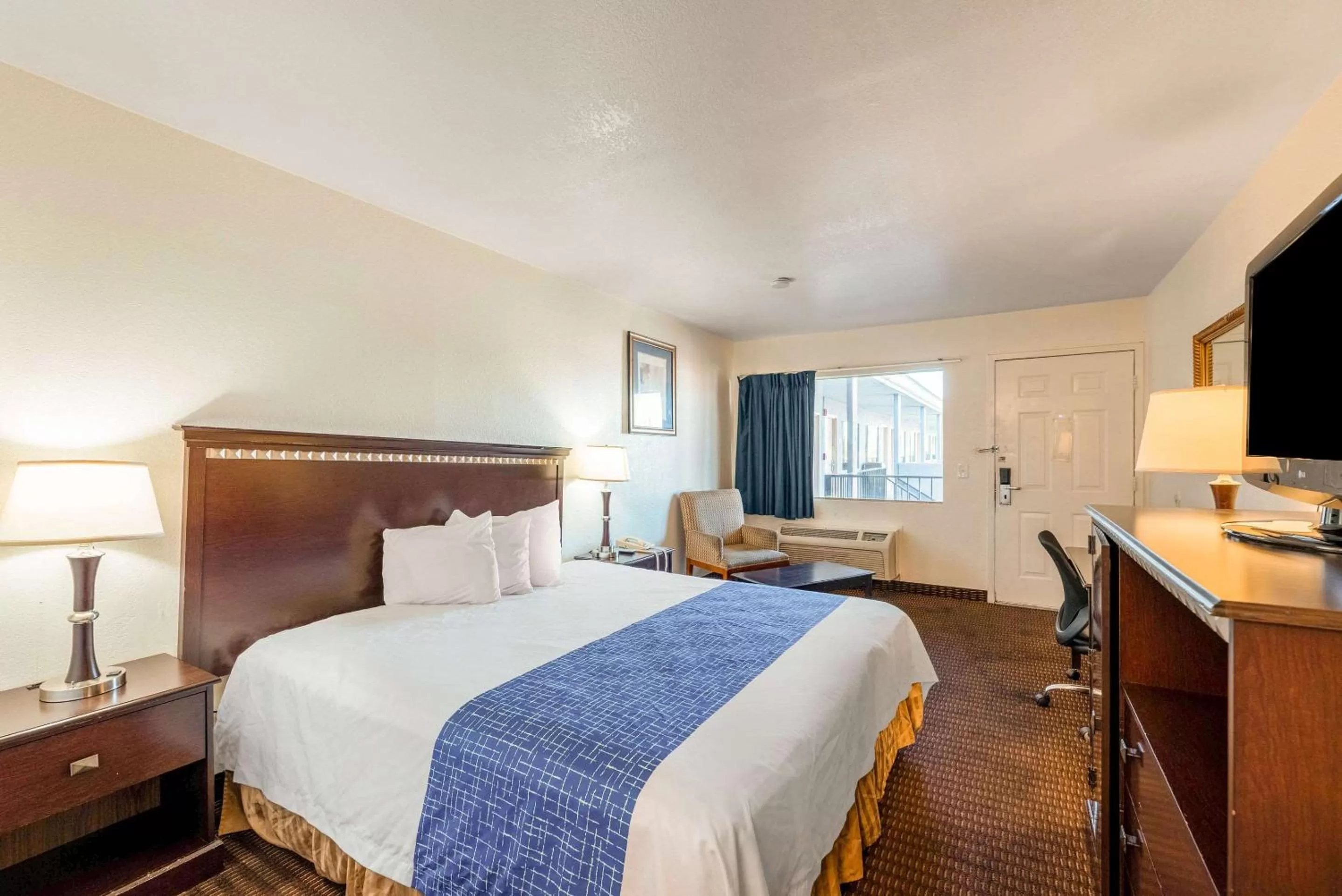 King Room - Accessible/Non-Smoking in Rodeway Inn Phoenix North I-17