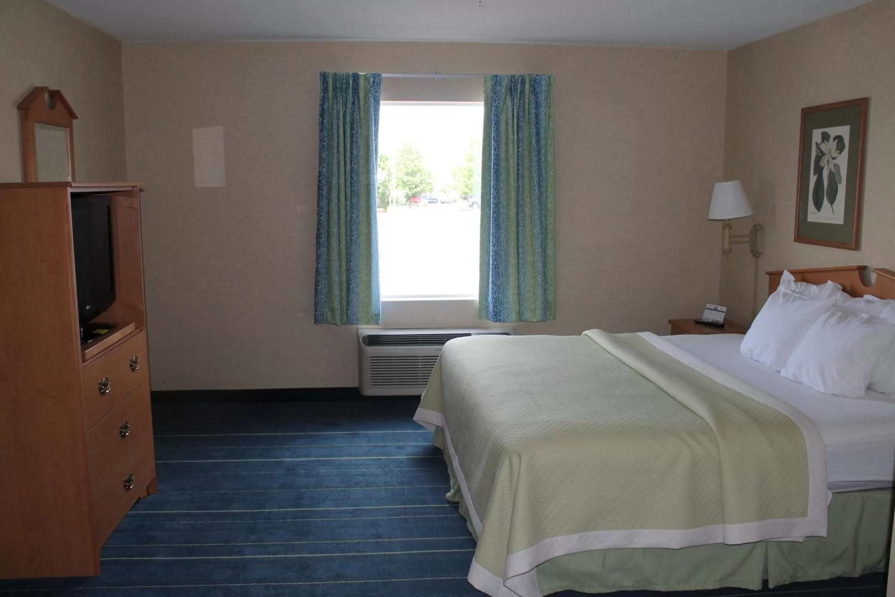 King Studio Suite -  Mobility Access/Non-Smoking in Days Inn & Suites by Wyndham Bridgeport - Clarksburg