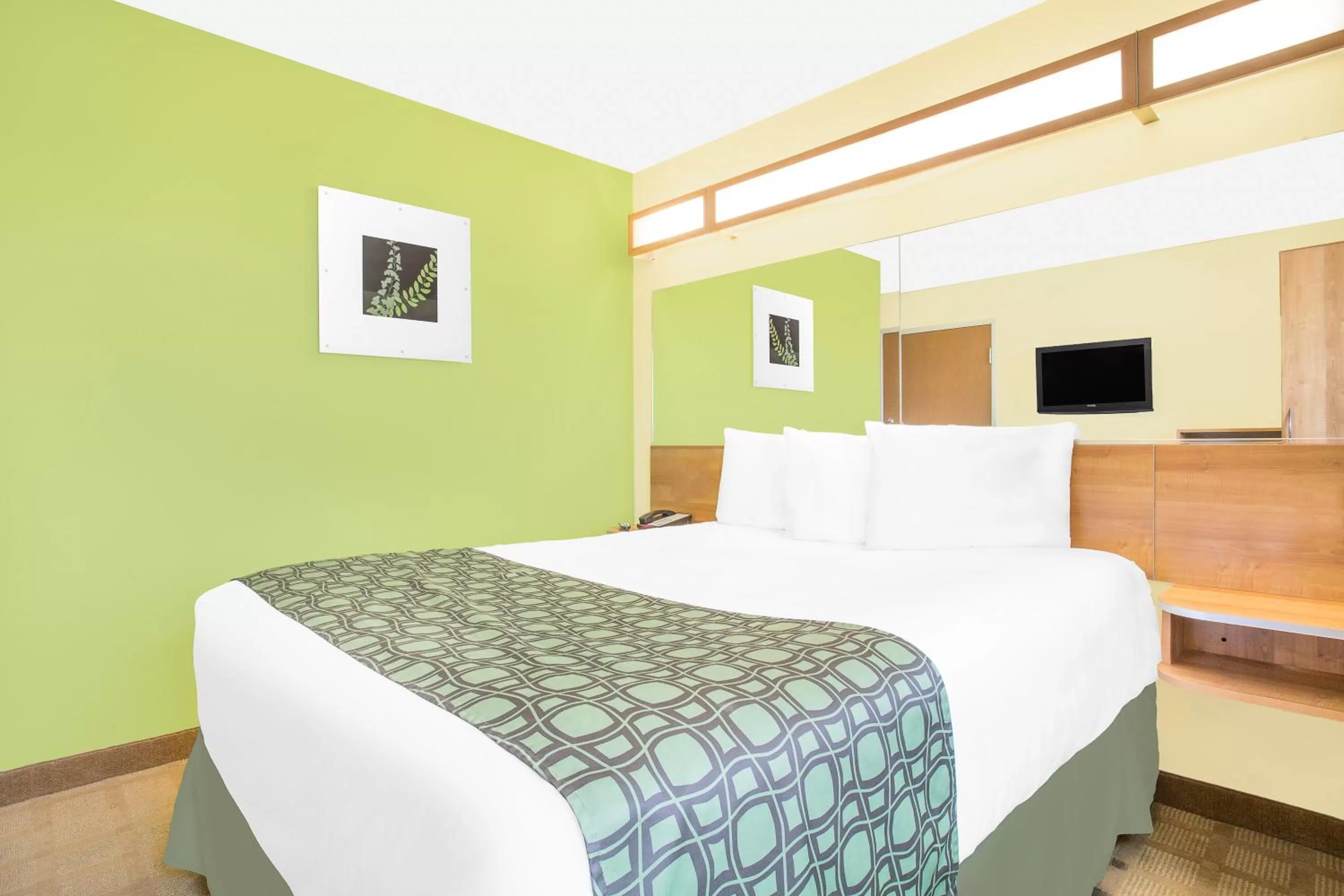 Queen Room with Spa Bath - Non-Smoking in Microtel Inn & Suites by Wyndham Tuscumbia/Muscle Shoals