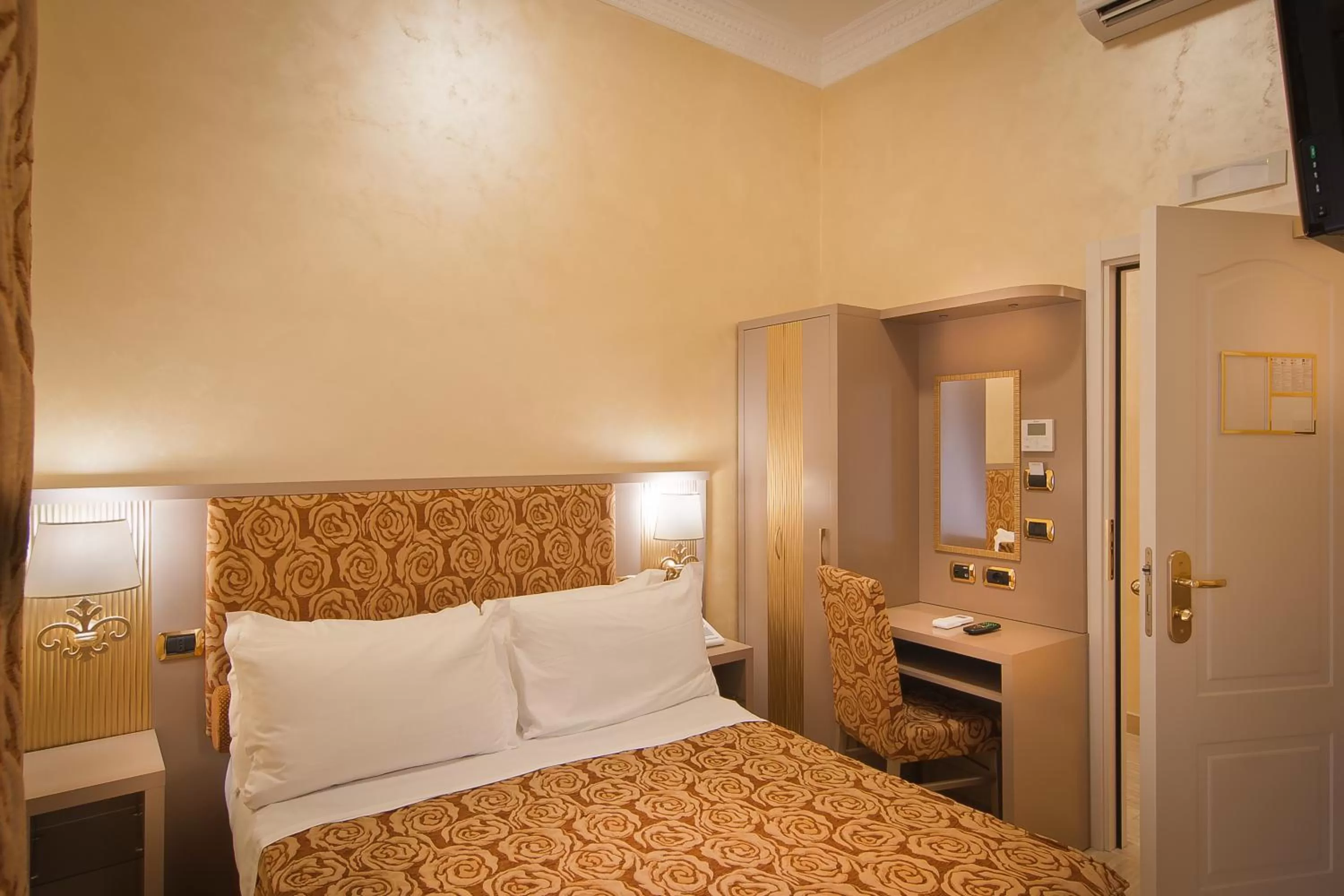 Small Double Room in Hotel Fellini a Fontana di Trevi