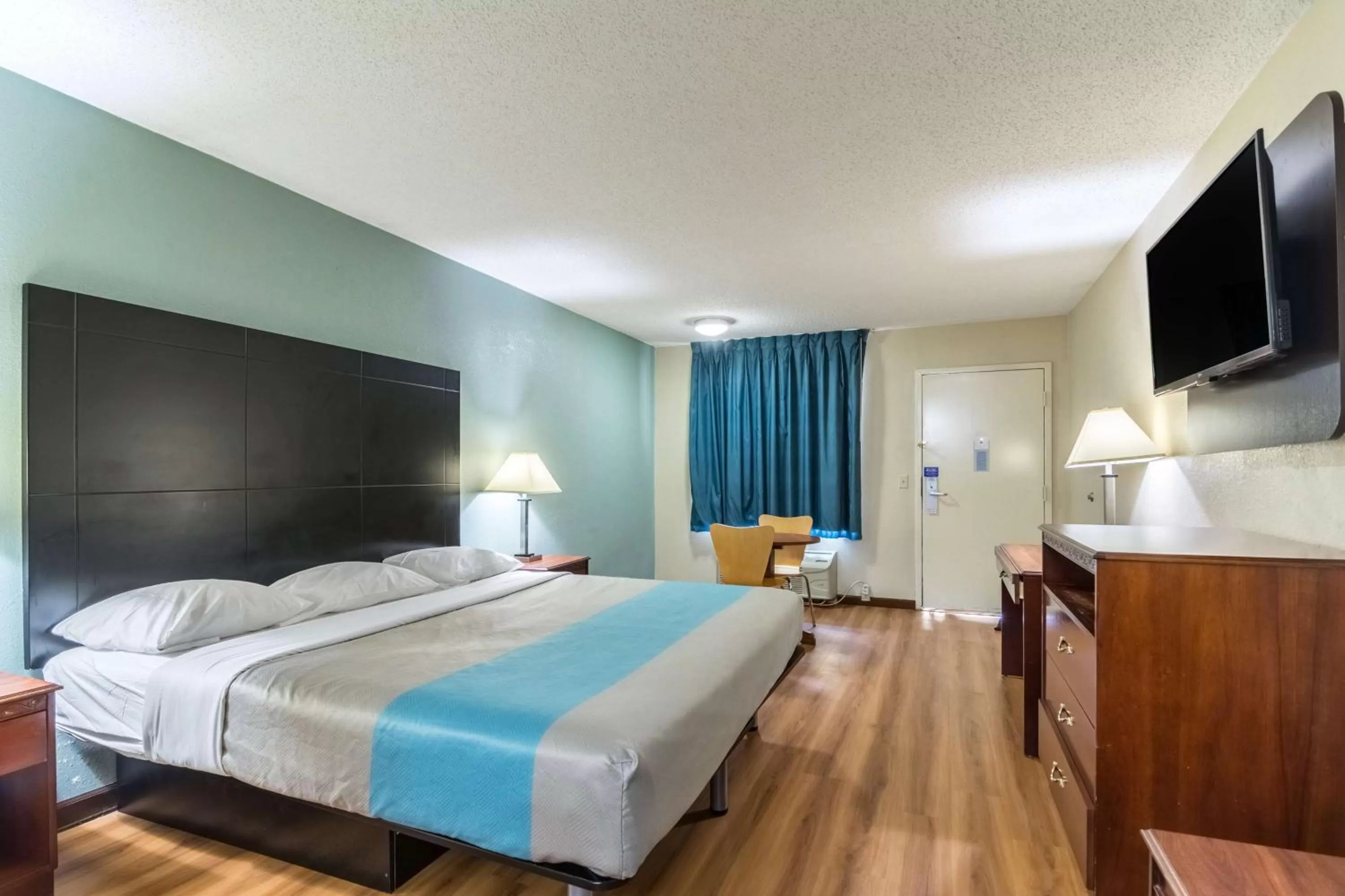King Room - single occupancy - Disability Access - Non-Smoking in Motel 6-Kenly, NC
