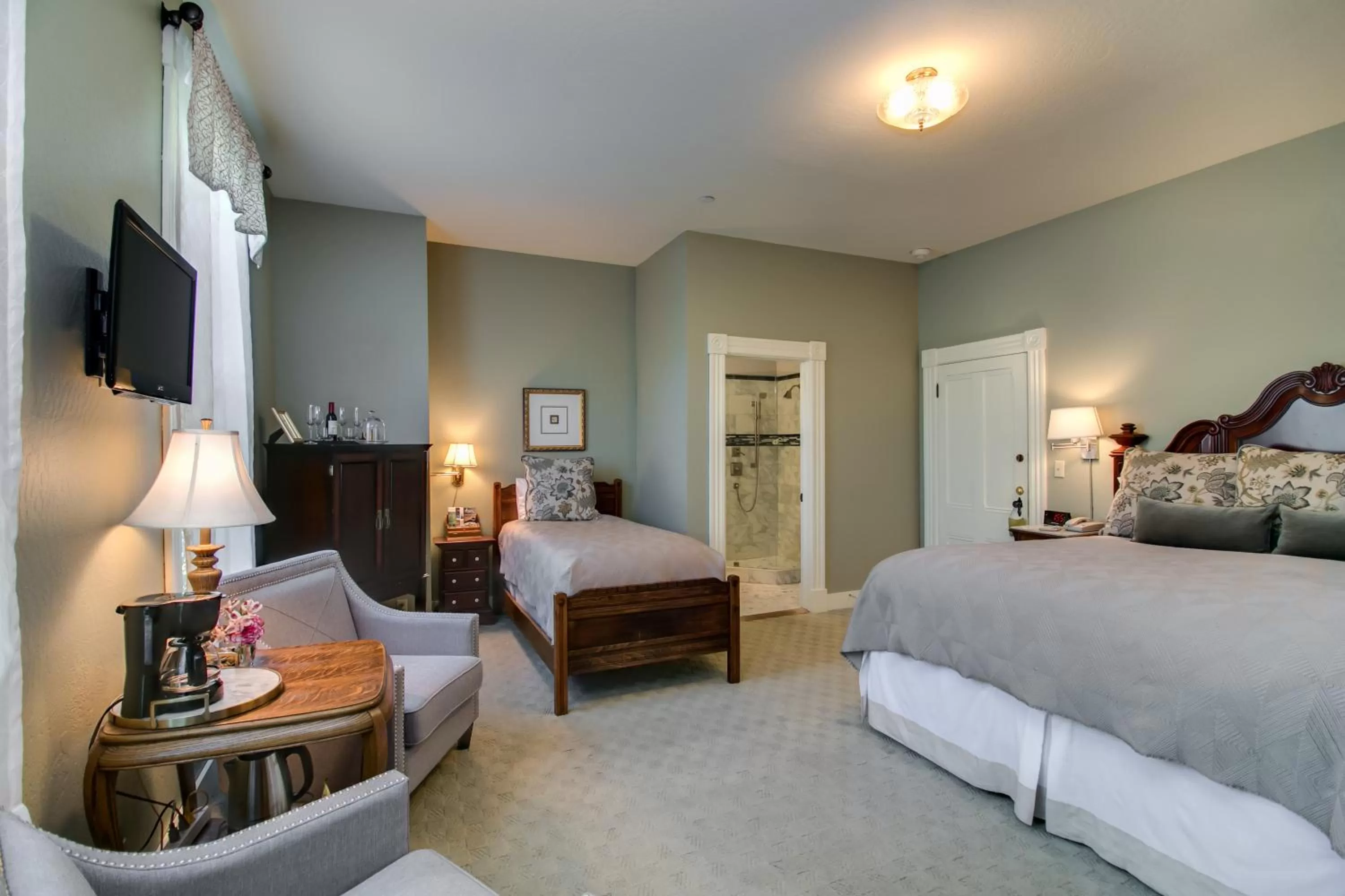 Comfort Triple Room with Shower in Winchester Inn