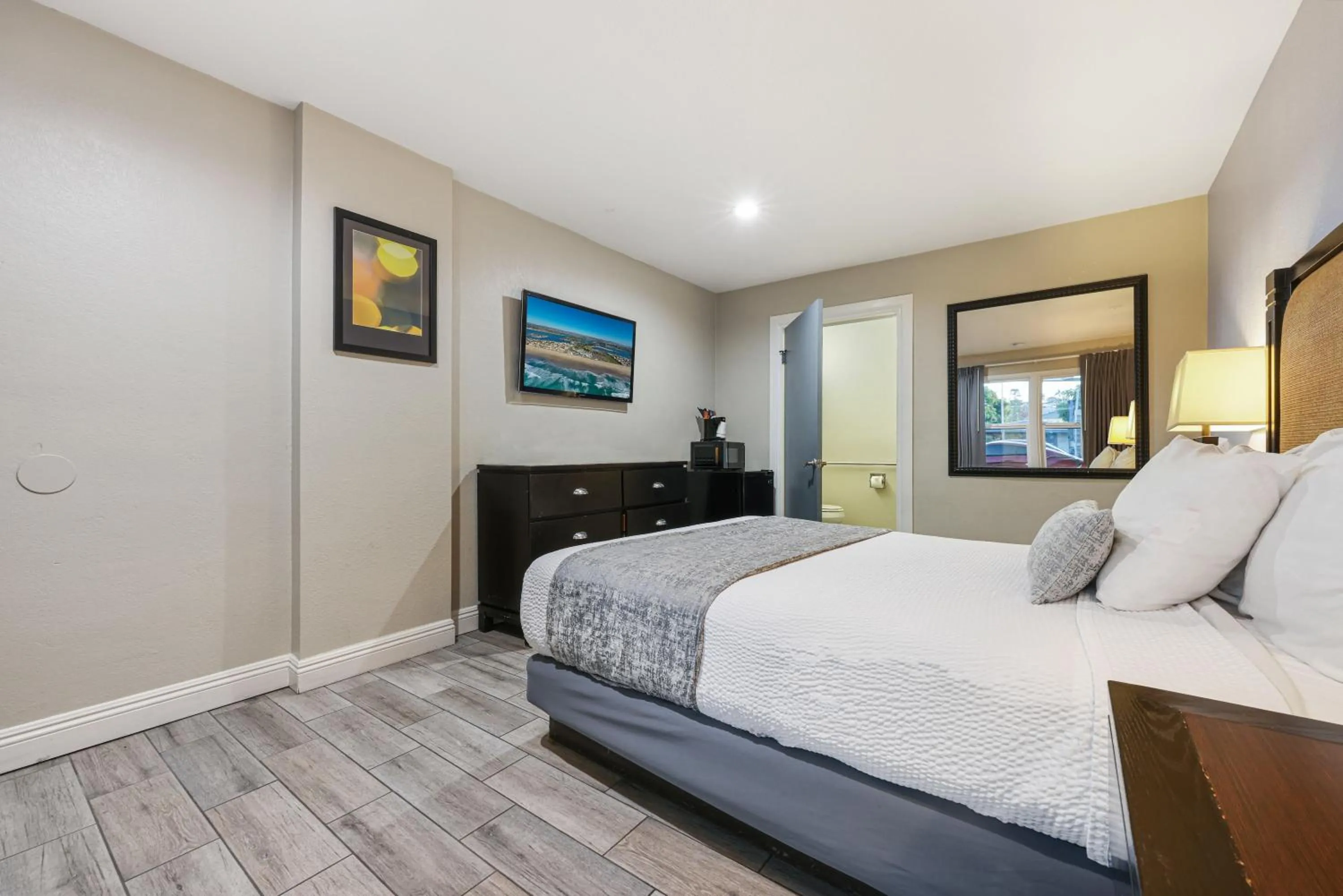 Queen Room - Disability Access in Hotel Point Loma