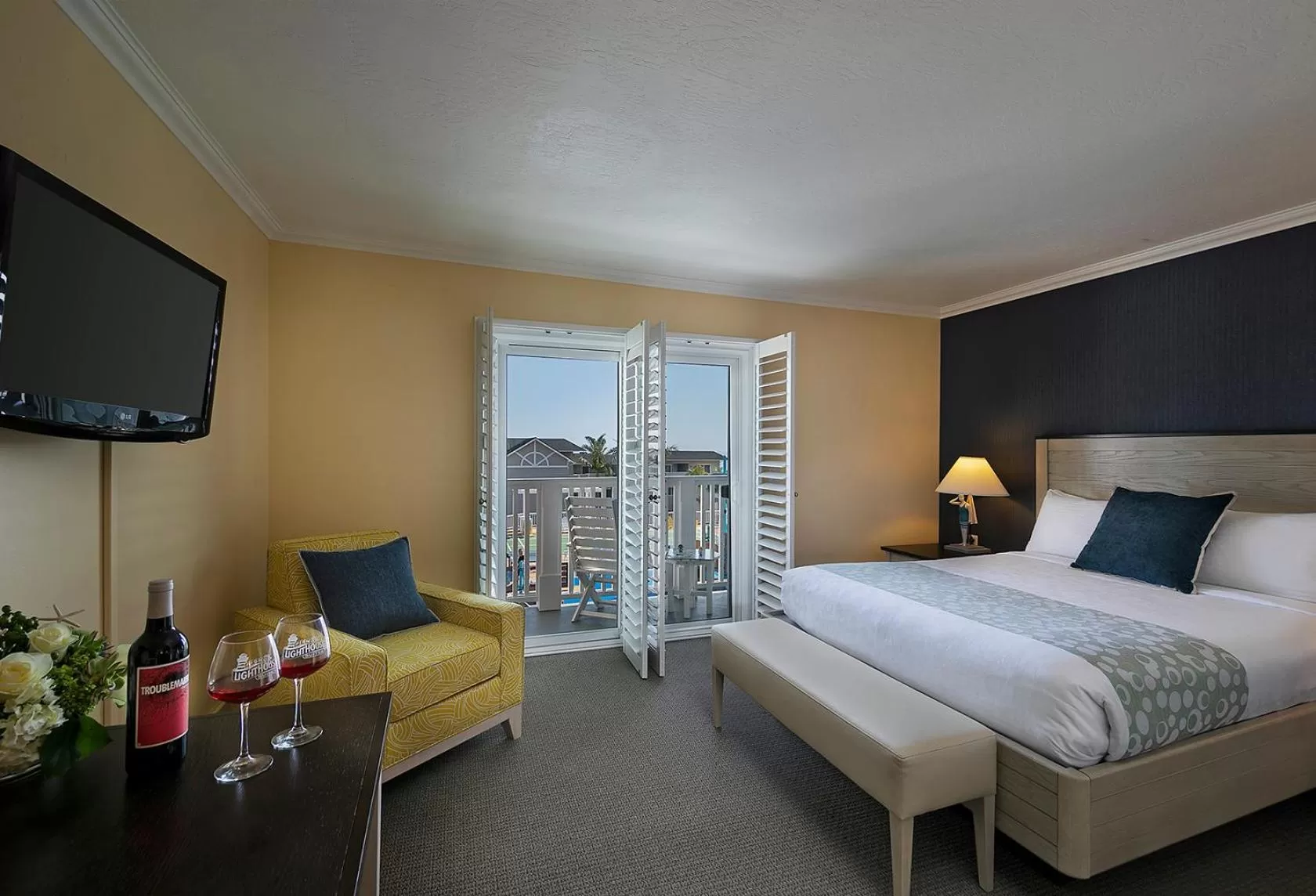 Suite, 2 Bedroom, 2 Queens, Courtyard View in Pismo Lighthouse Suites