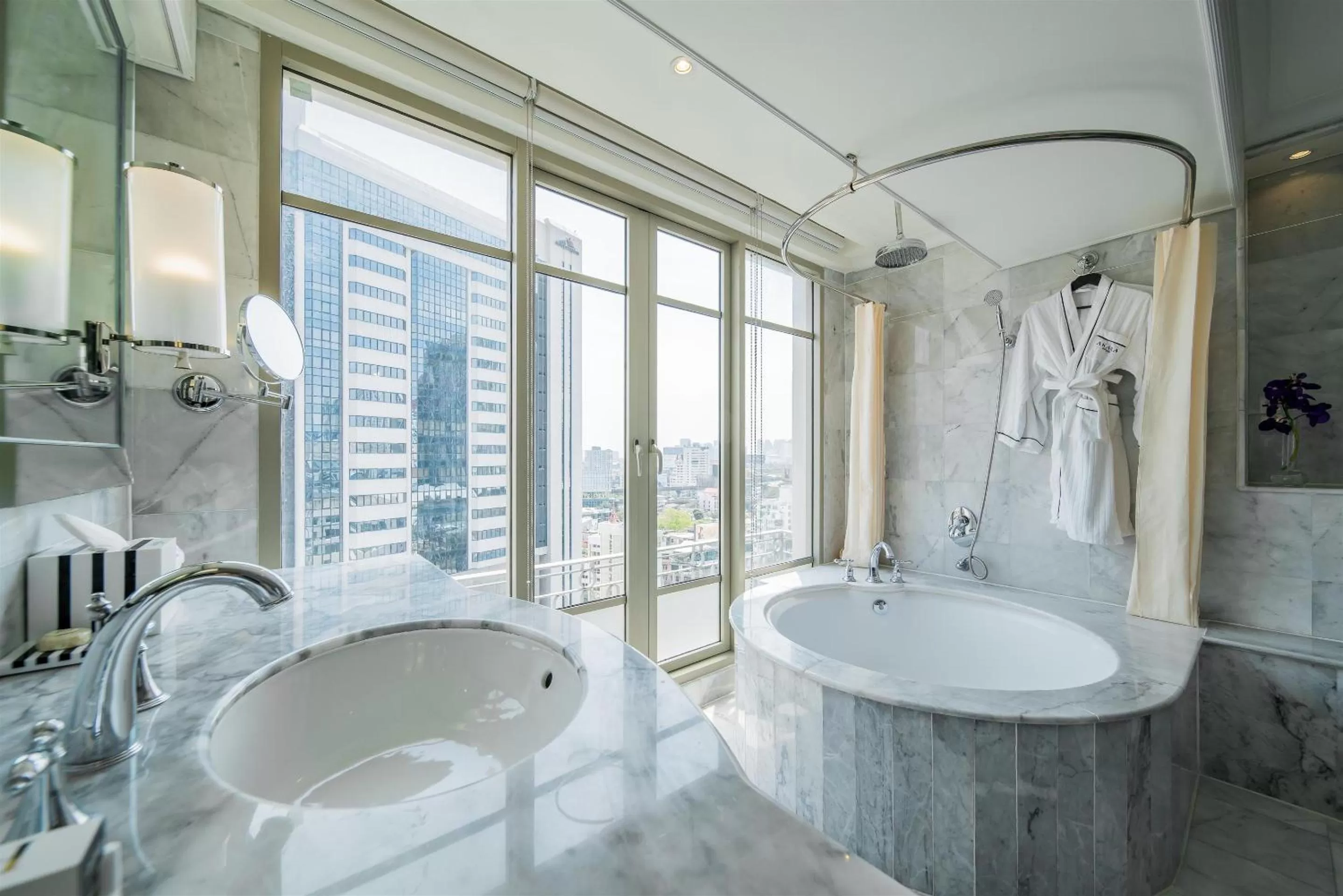 Akara Deluxe Twin Room in Akara Hotel