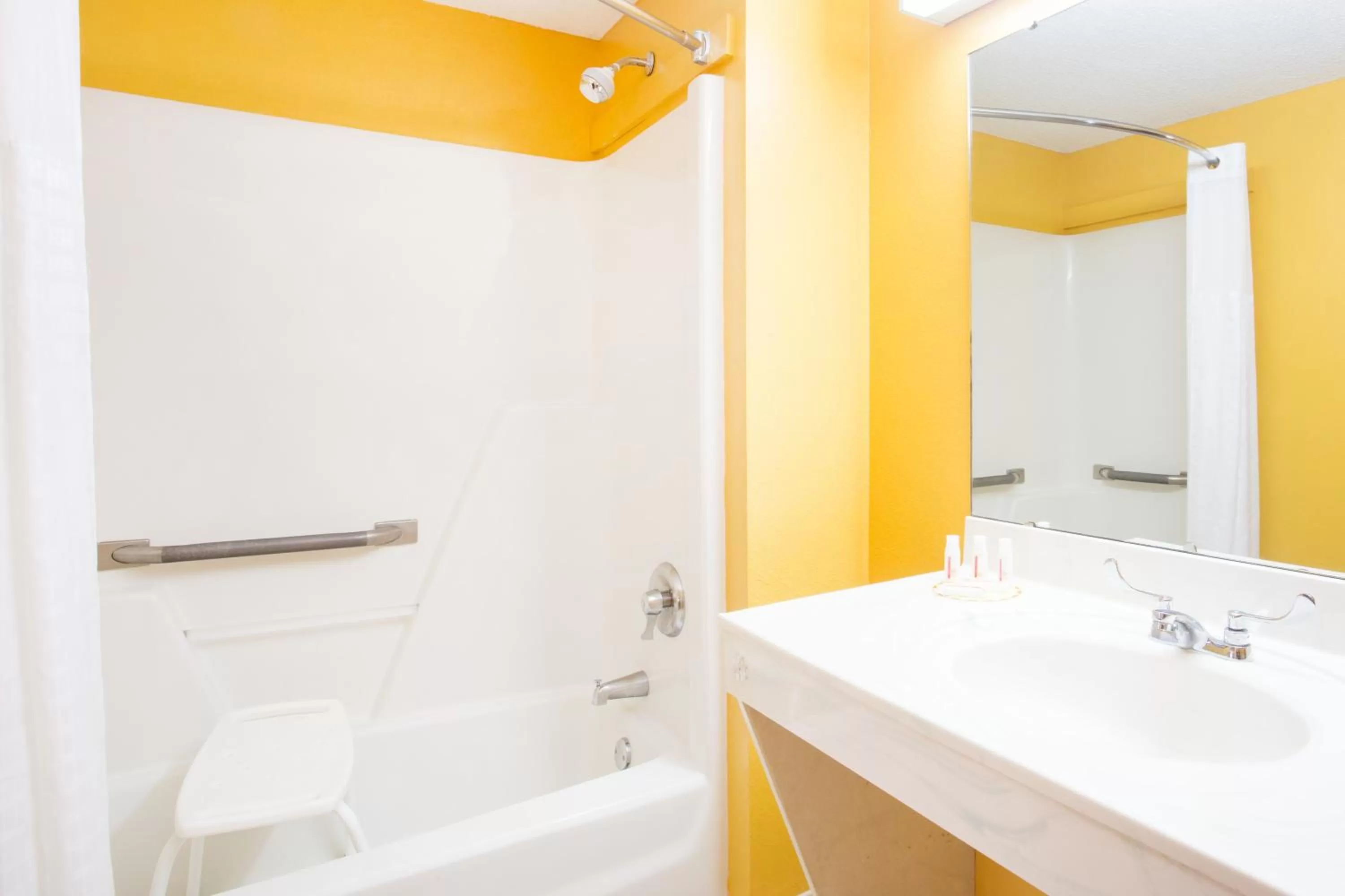 King Room - Disability Access - Non-Smoking in Days Inn by Wyndham Camilla