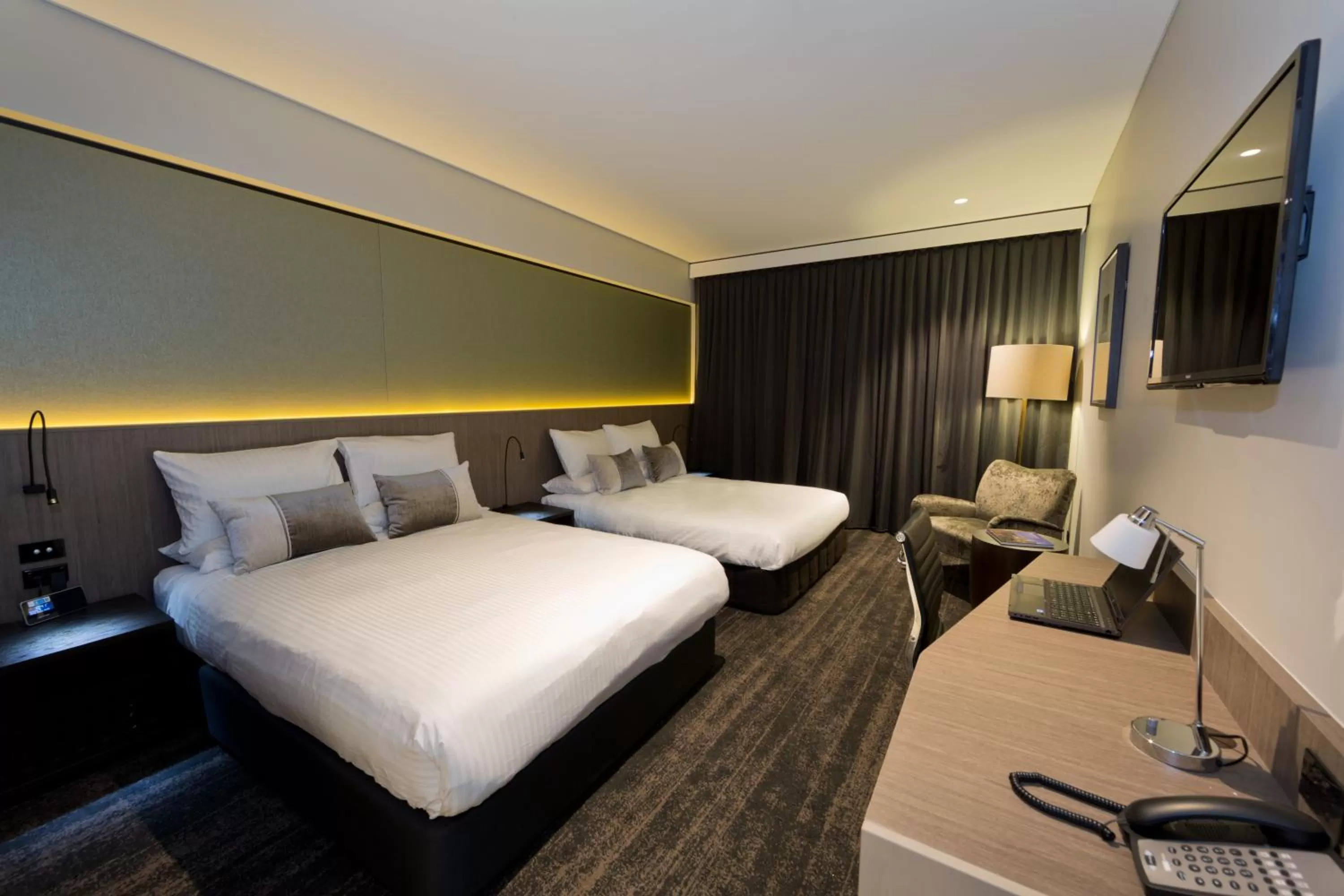Superior Twin Room in The Glen Hotel and Suites