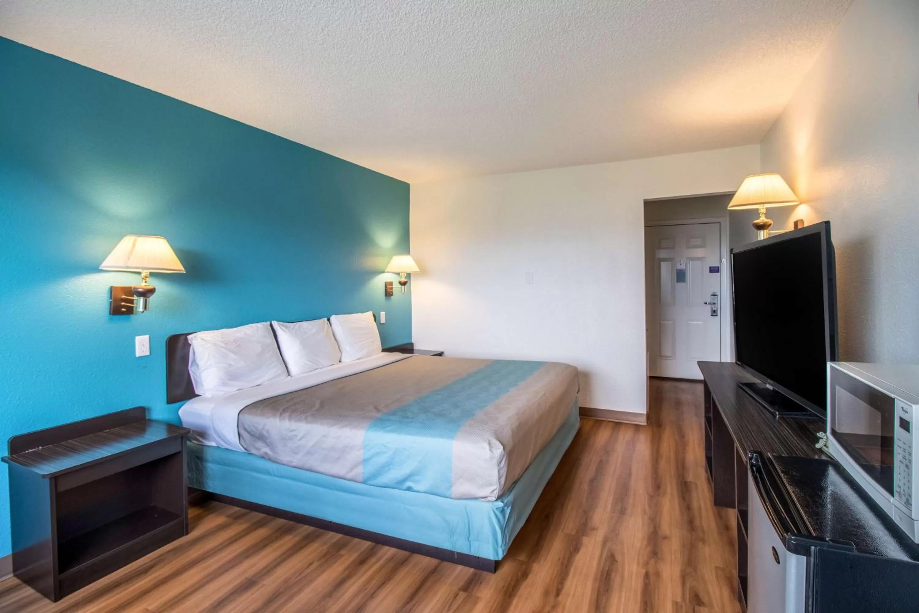 King Room with Spa Bath - Non-Smoking in Motel 6-Astoria, OR