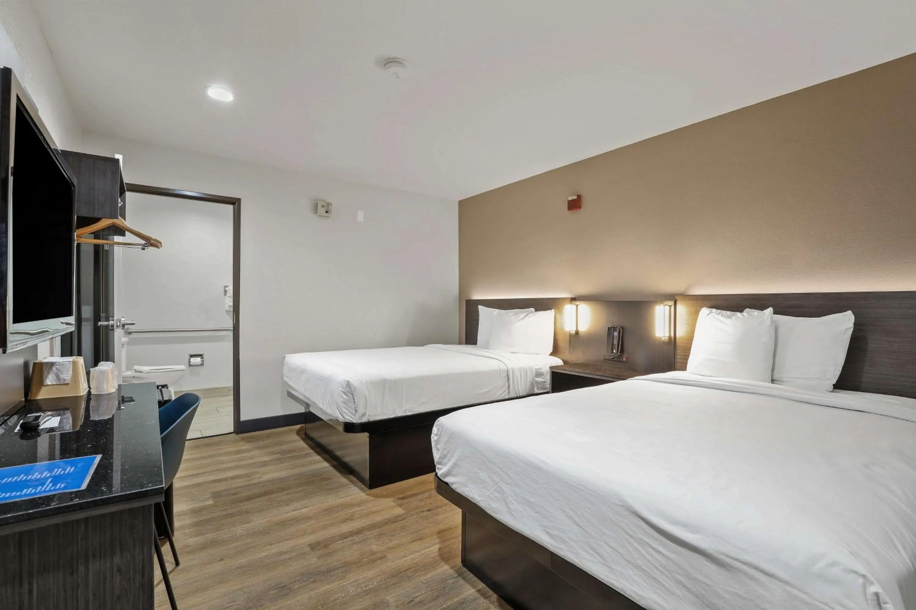 Quadruple Room - Disability Access - Roll in Shower in Motel 6-Escondido, CA