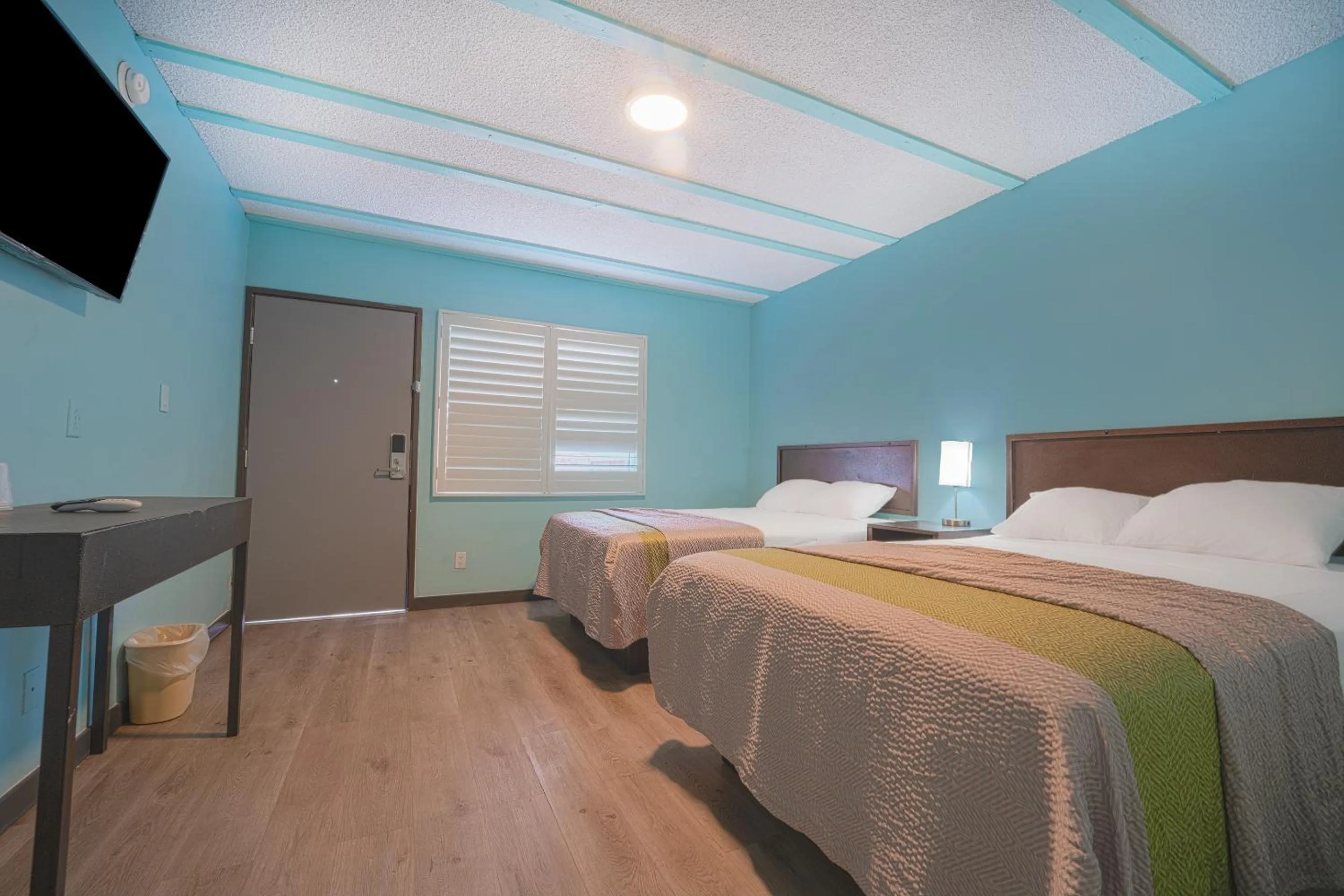 1 King Bed & 2 Full Beds in Rodeway Inn & Suites North Hollywood Burbank Airport - Universal Area