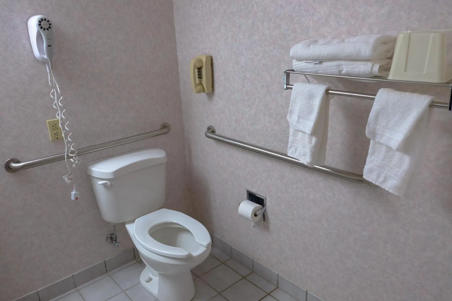 King Room - Mobility Access/Non-Smoking in Days Inn by Wyndham High Point/Archdale